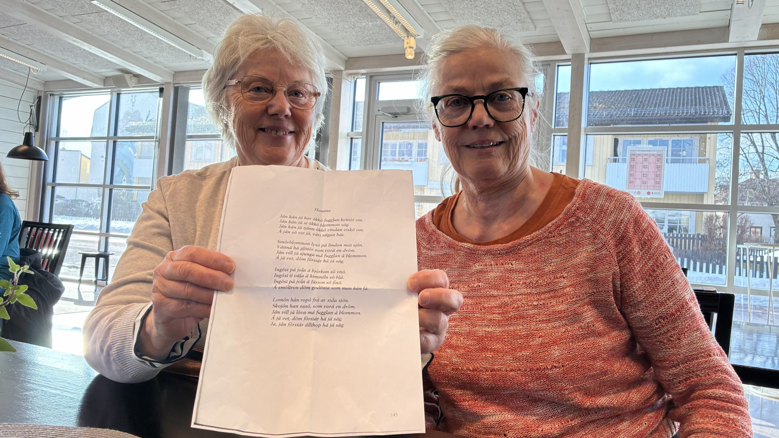Lisberth Olsson Lind till vänster håller ett papper med en dikt framför sig, Ingrid Ninni Lind till höger.