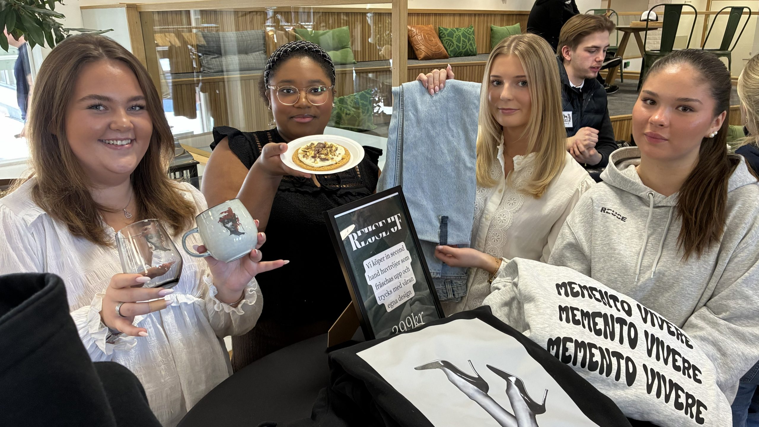 Unga tjejer som håller fram glas, kakor, byxor och tröjor.