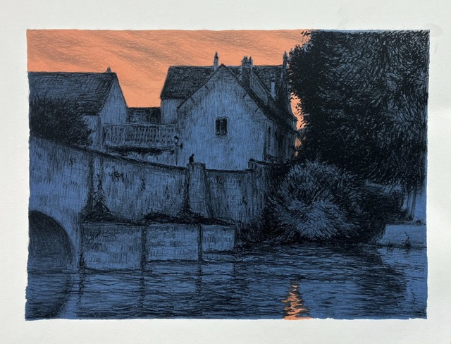 En bild på en bro i grönskande stadsmiljö, med en liten katt på en av bropelarna.