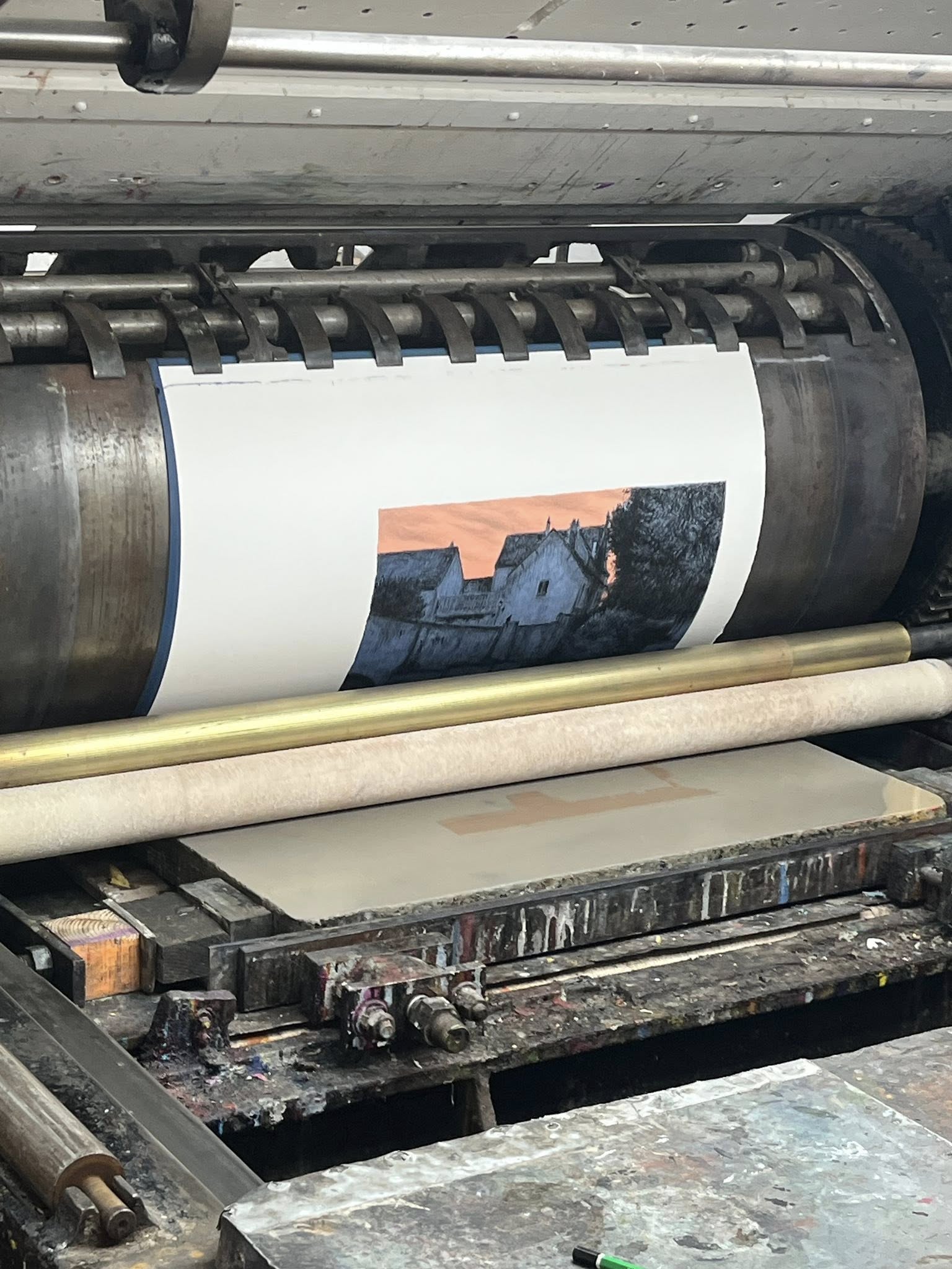 Ett papper med motivet sitter på en av rullarna i tryckpressen.