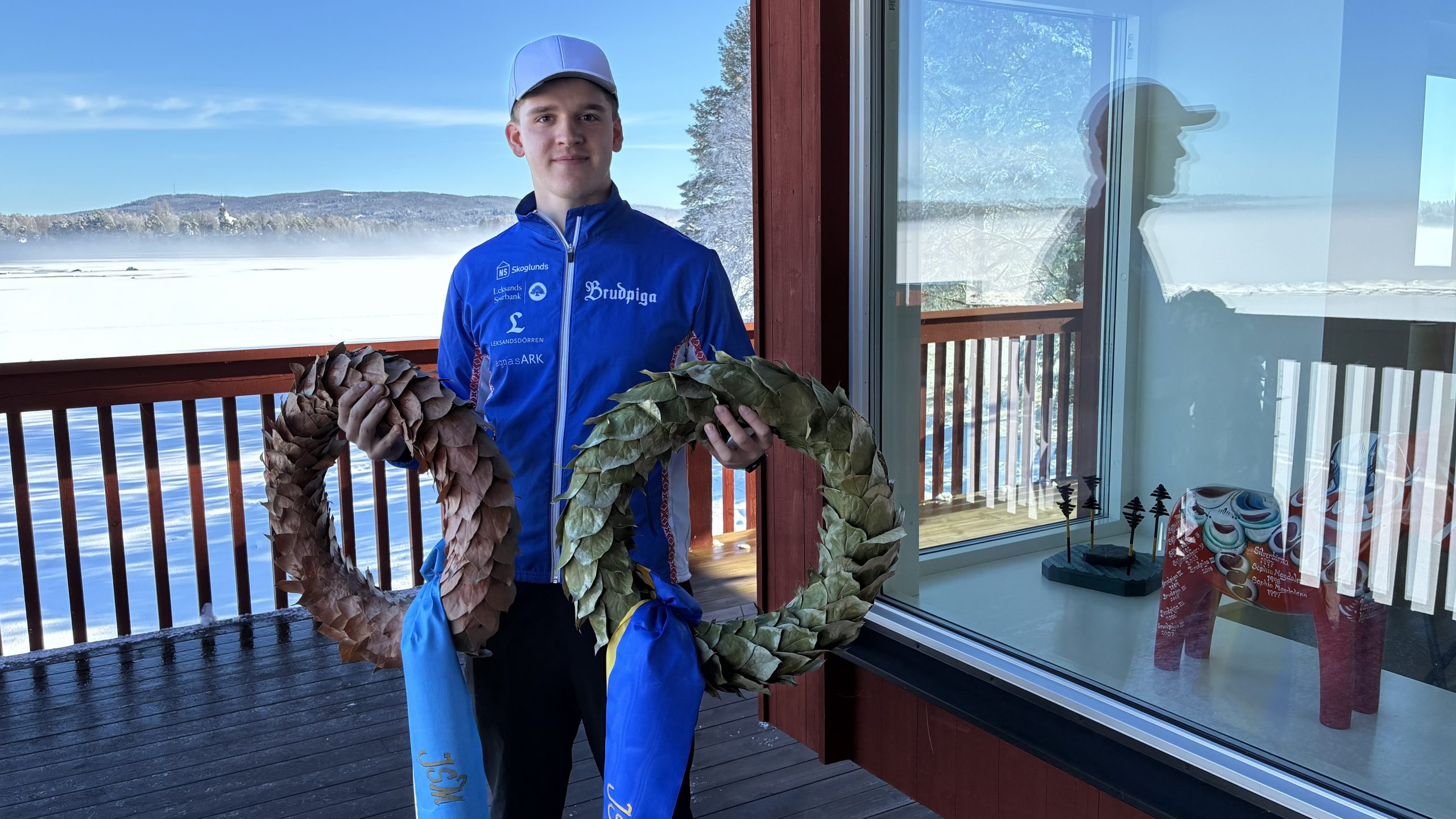 Alfred hänges håller upp två segerkransar som han har vunnit vid tidigare tävlingar.