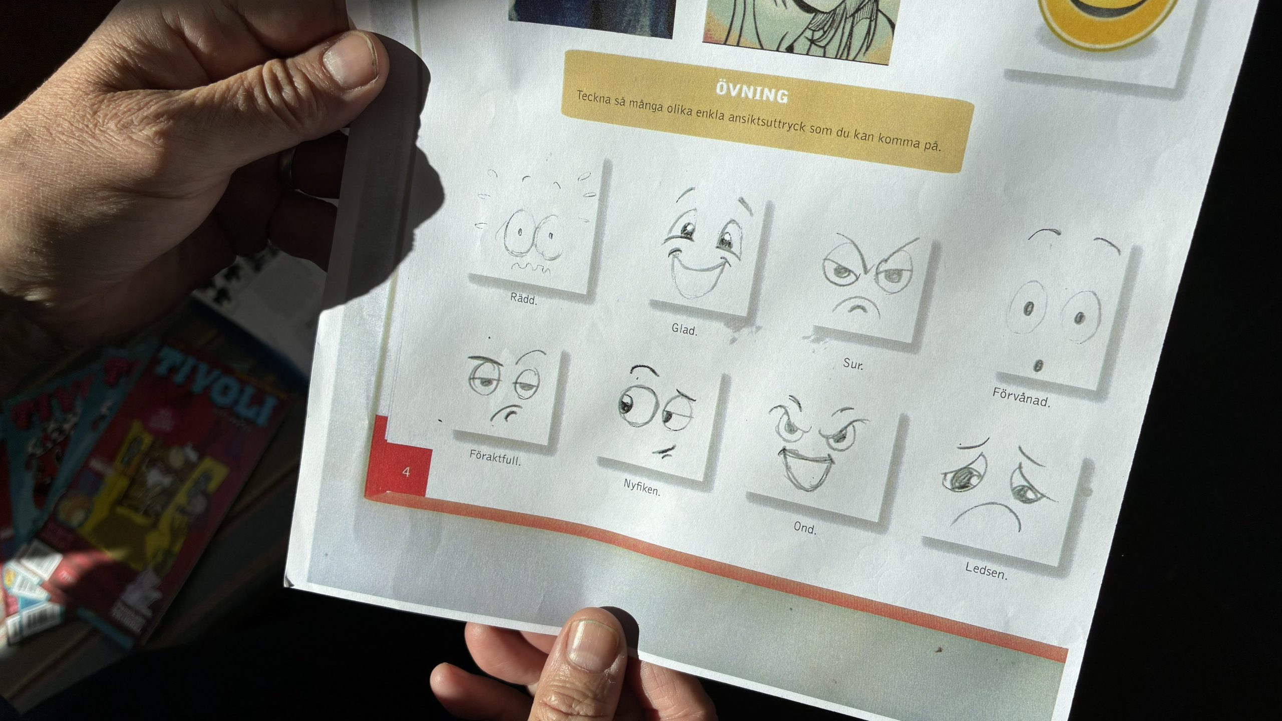 Närbild på ett papper som visar olika glada, ledsna, förvånade och arga figurer.