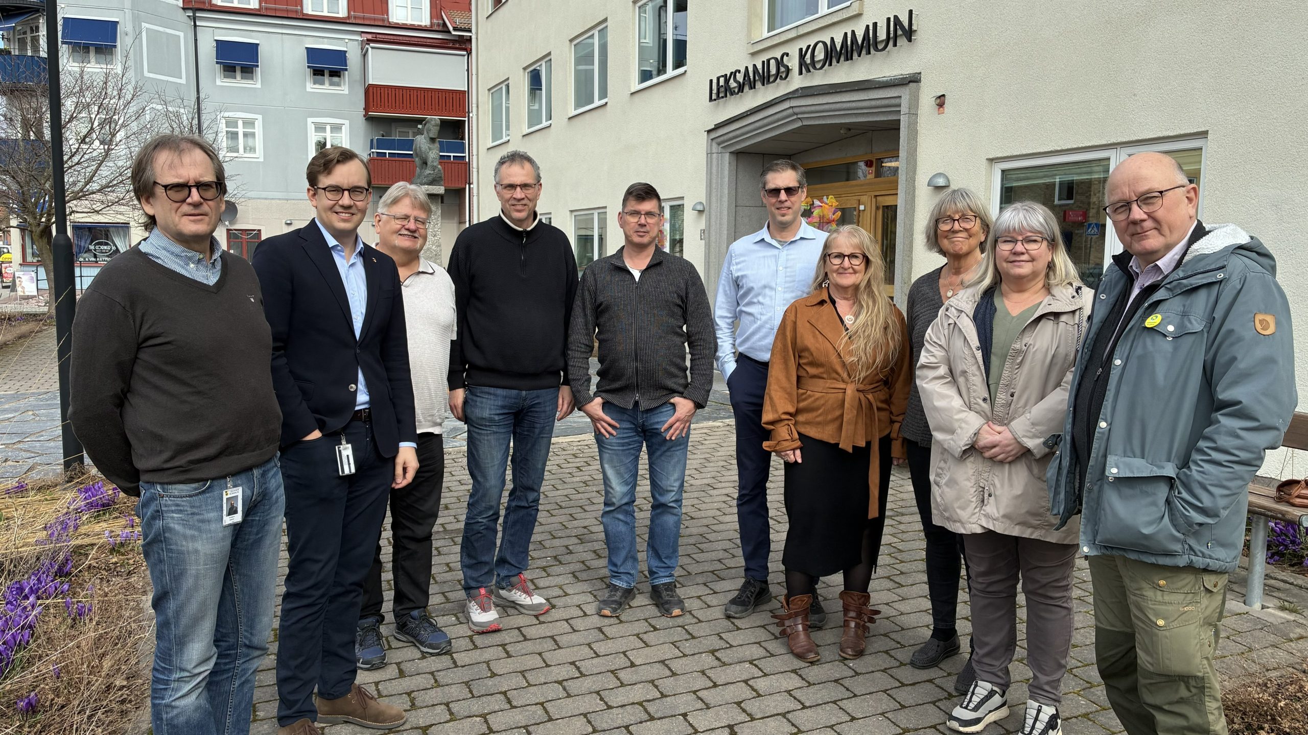 Tio politiker uppställda framför Leksands kommunhus.