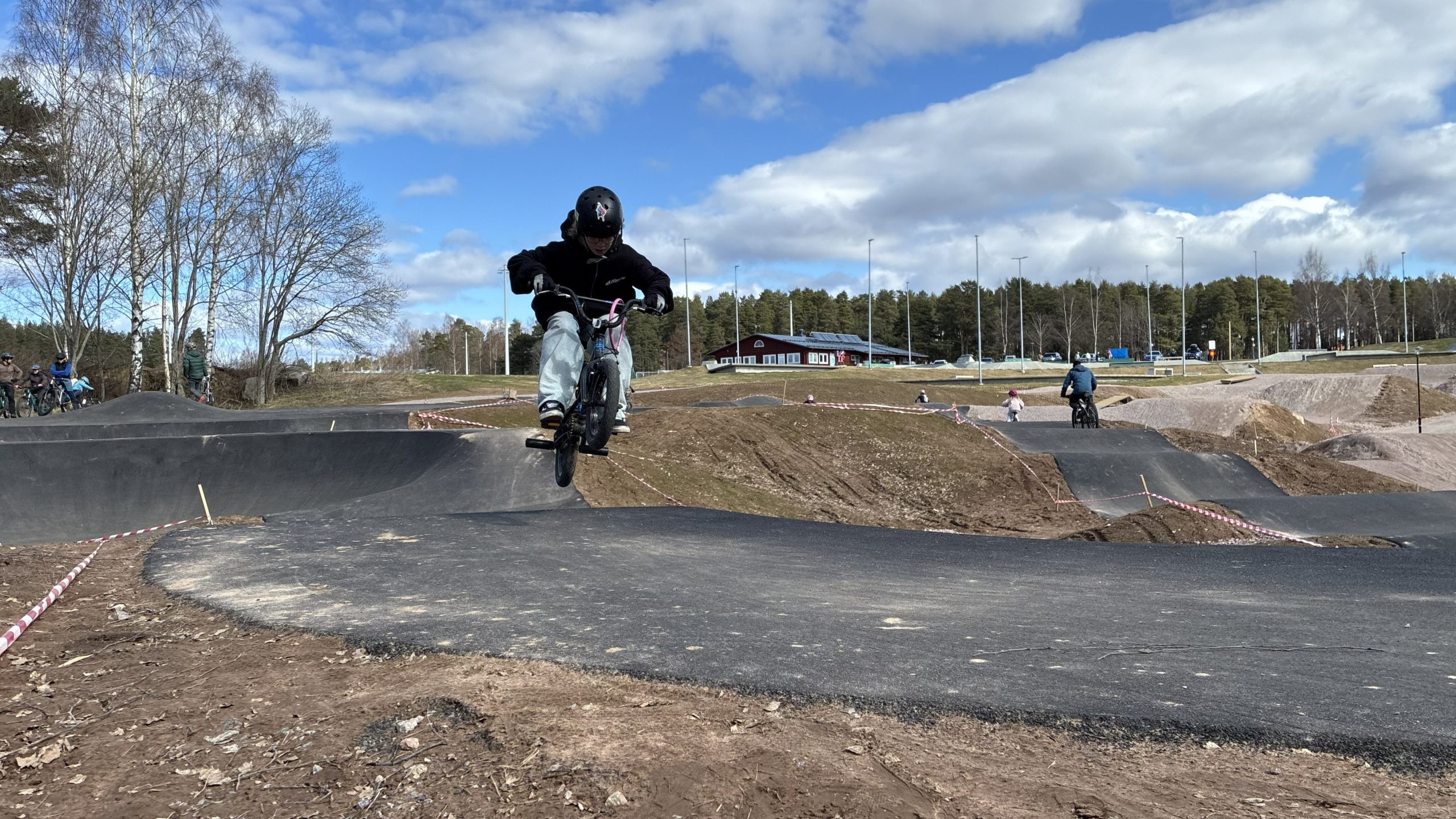 Gustaf Jansson tar fart och lättar när han cyklar över ett krön.