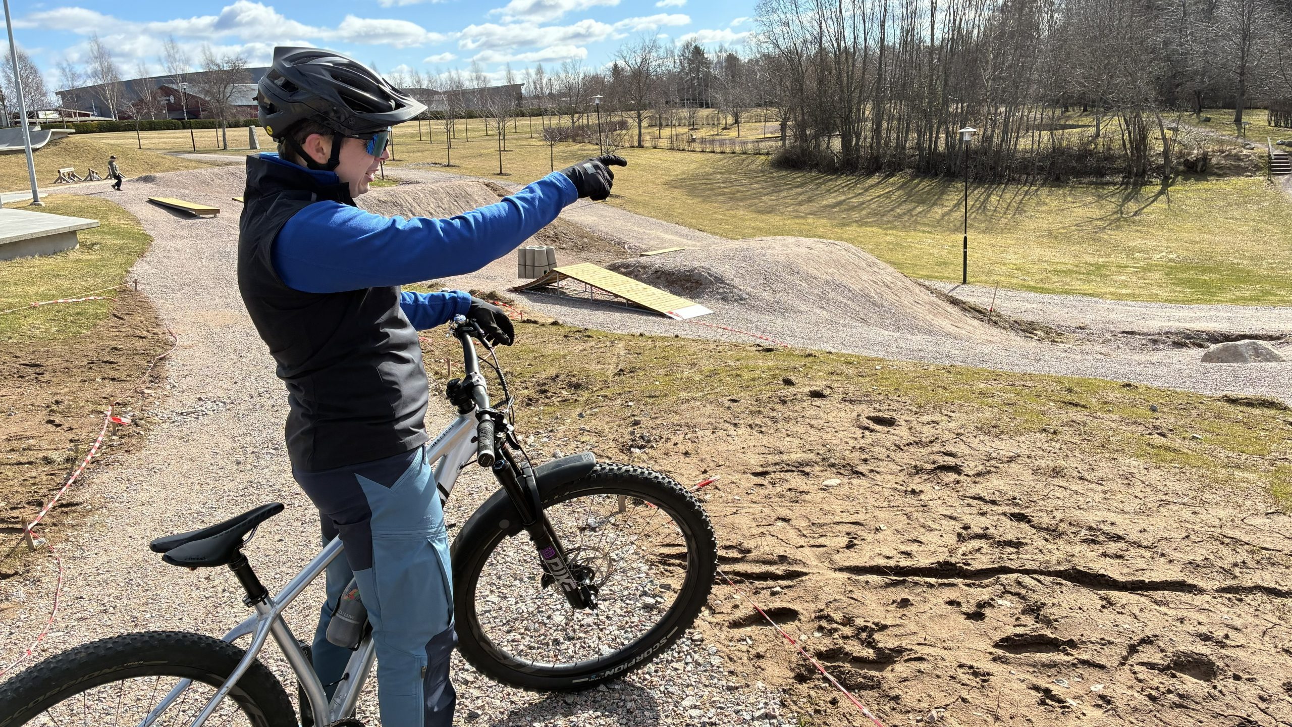Henrik Karlsson pekar på hoppsektioner och ramper.