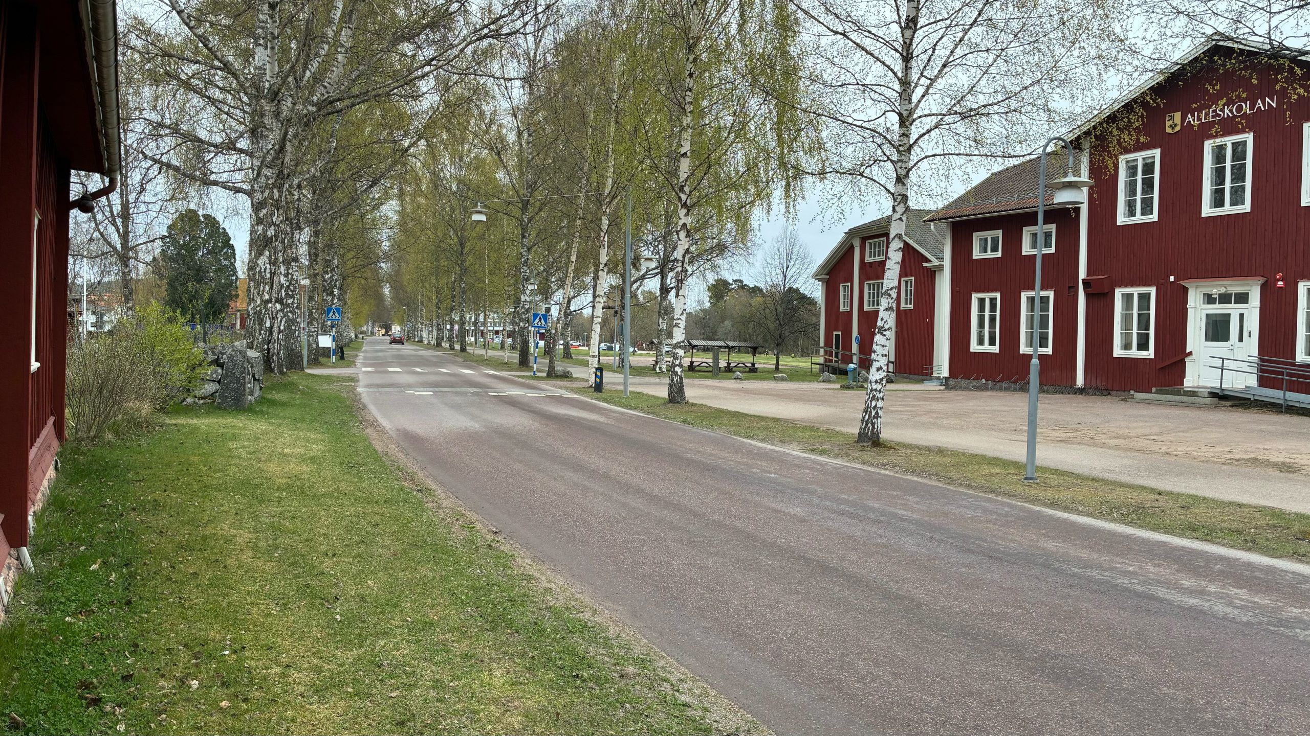 Miljöbild som visar husen längs Kyrkallén i Leksand