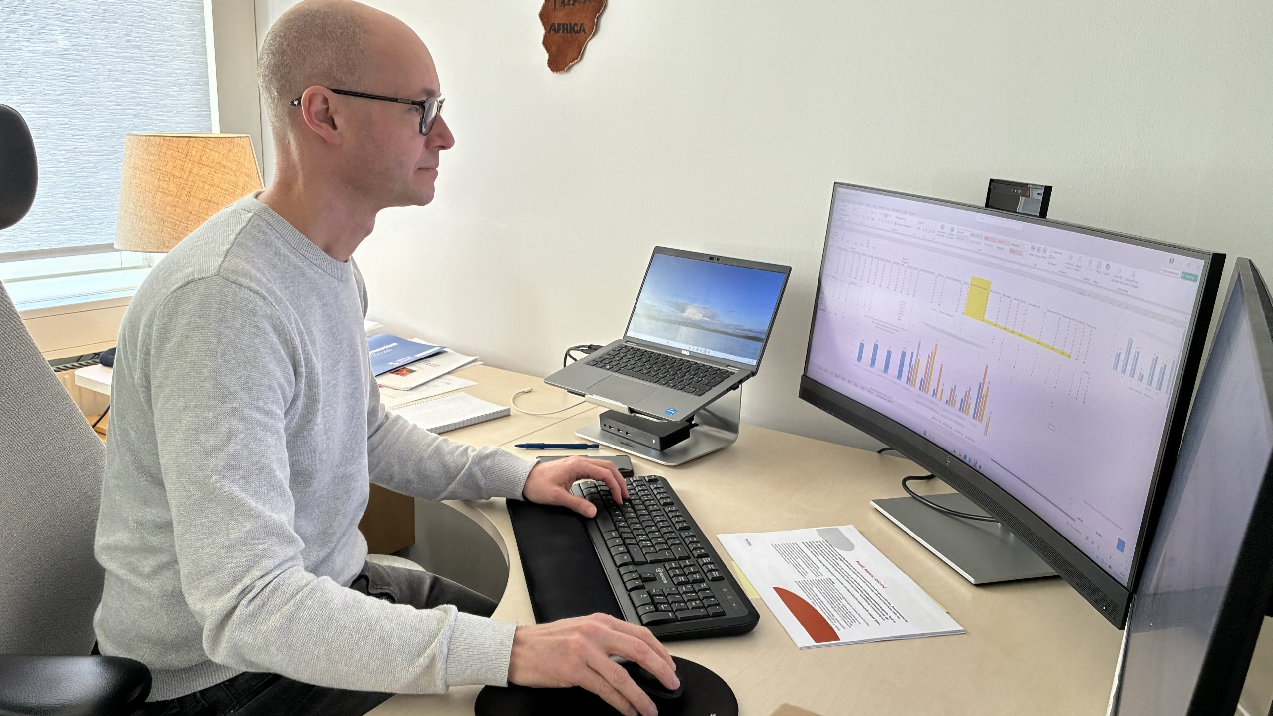 Rektorn Marcus Zetterlund tittar in i en bred skärm med många tabeller och diagram.