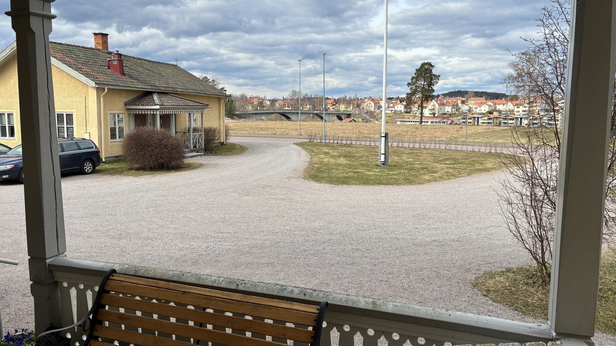 Utsikt från verandan till Övermo gård. Noret och Leksandsbron syns en bit bort.