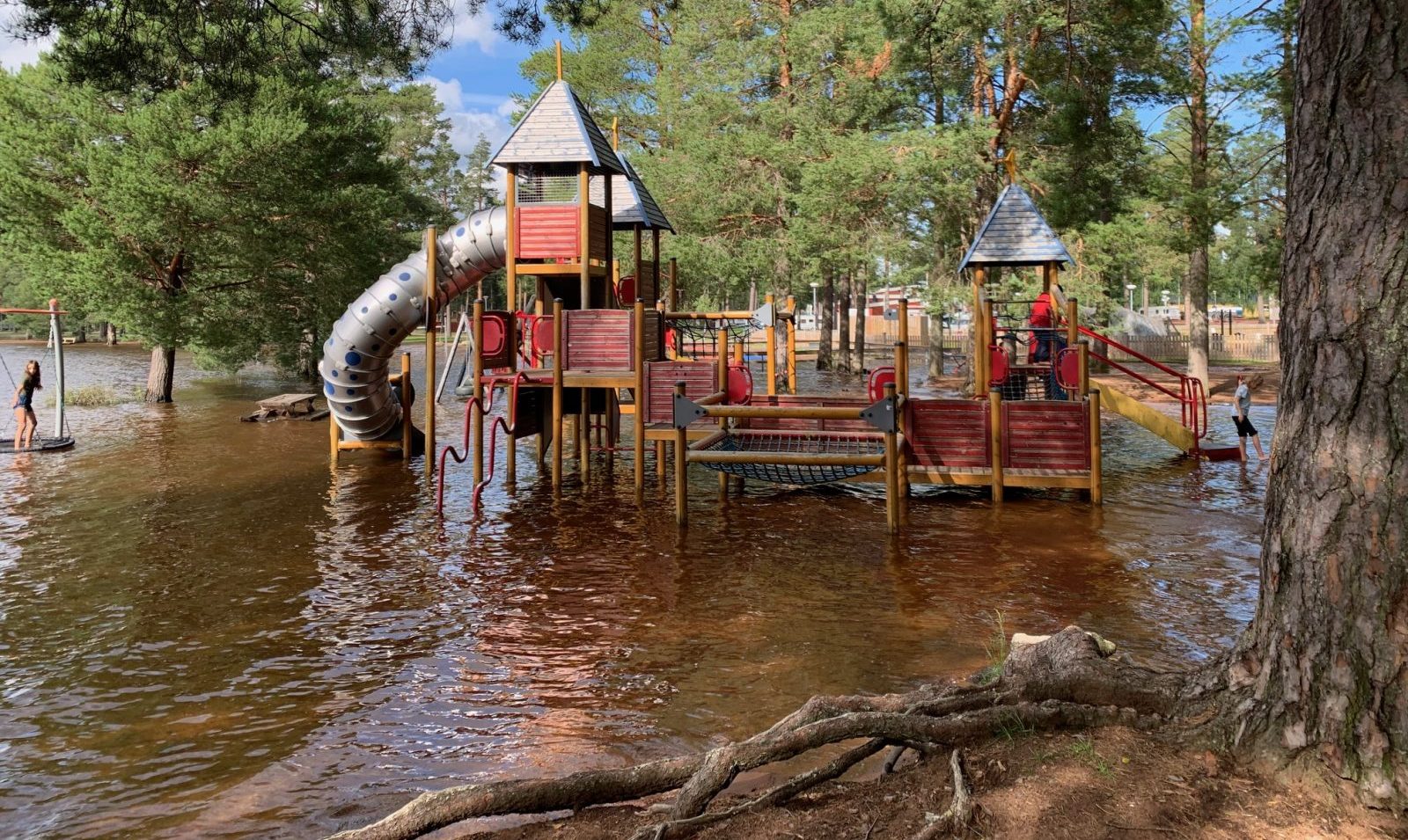 Lekpark delvis under vatten.