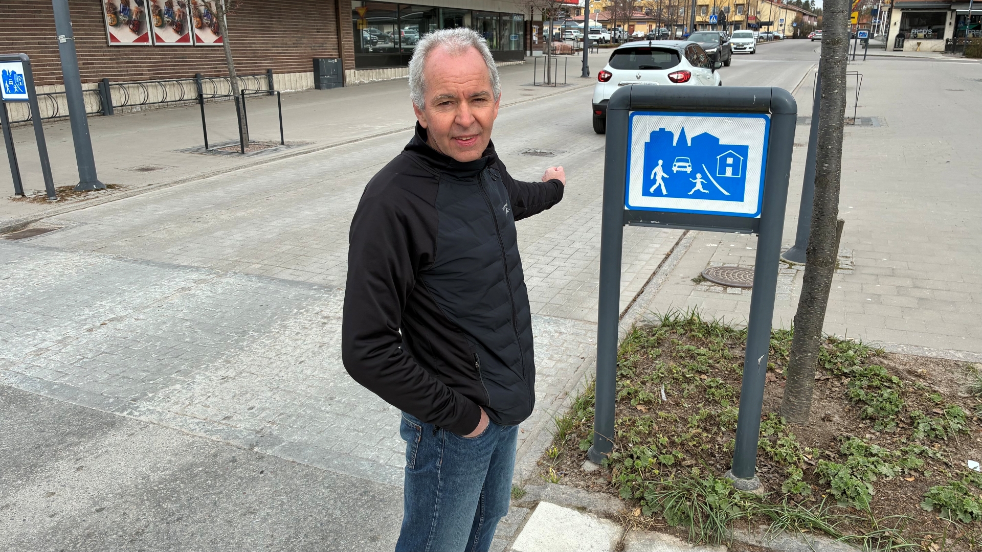 Per Spik visar ett gångfartsområde i centrala Leksand.