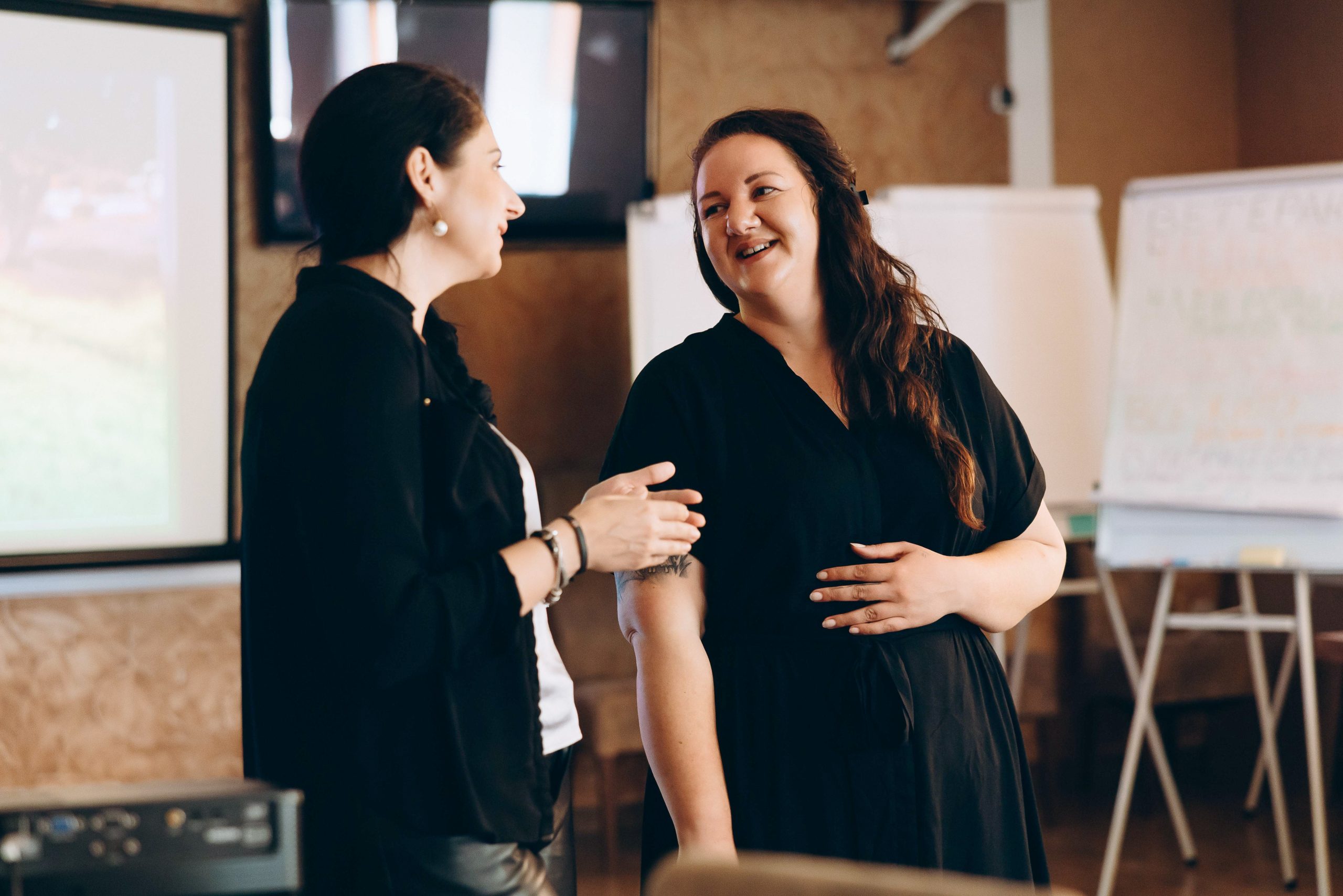 Linnéa Åslin i ett glatt samtal med en tolk.