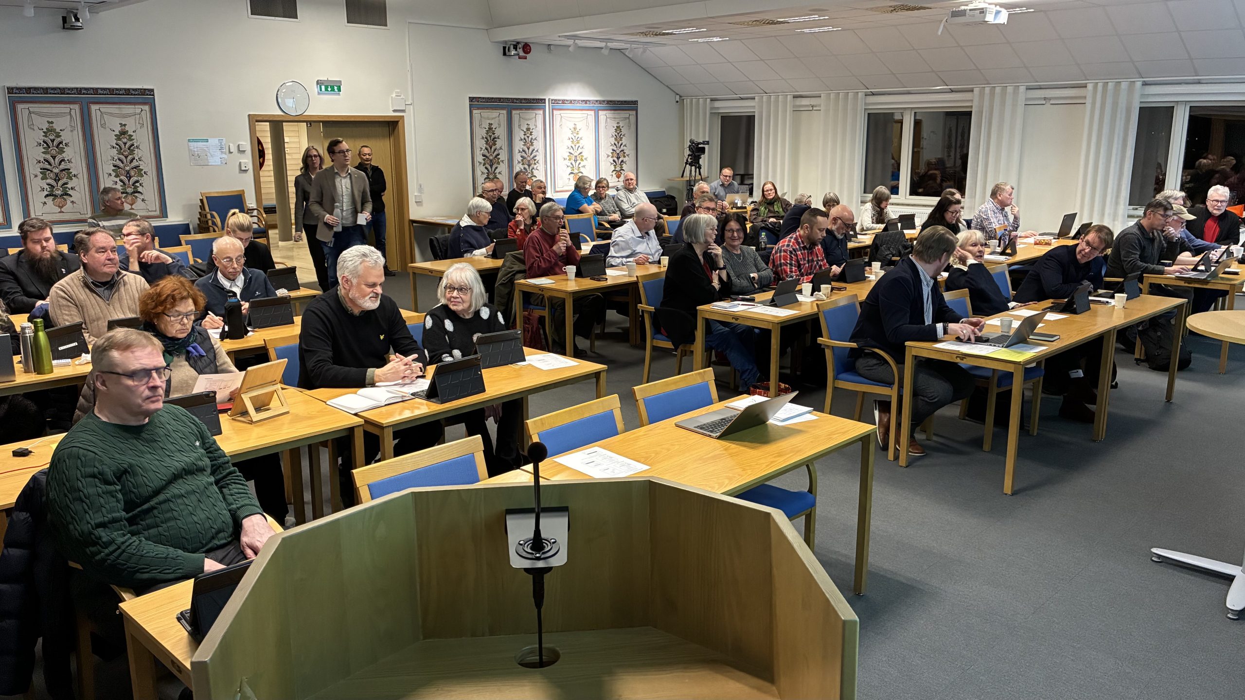 Politiker gör sig redo vid borden i Leksands kommuns plenisal.