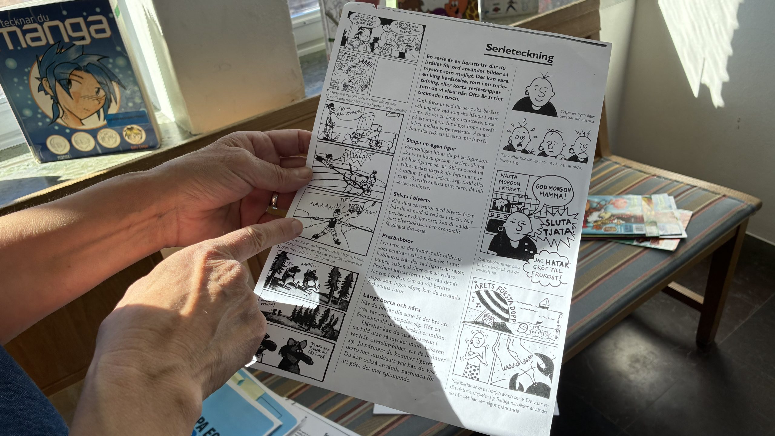 Hand pekar på närbild som visar olika typer av pratbubblor och ansiktsuttryck.