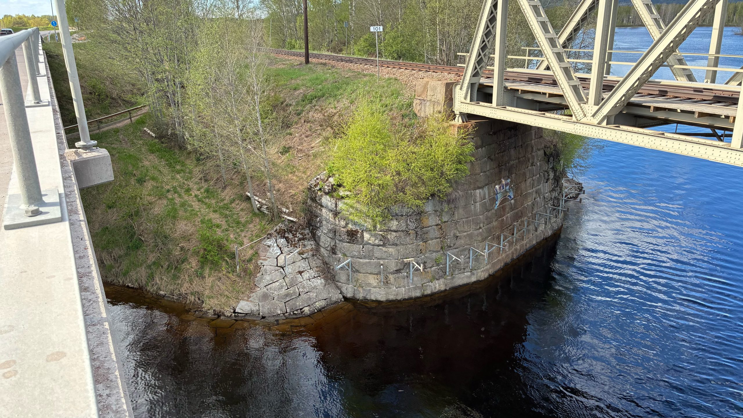 Bild tagen från vägbron som visar några utskjutande stöttor som bron tidigare har vilat på.