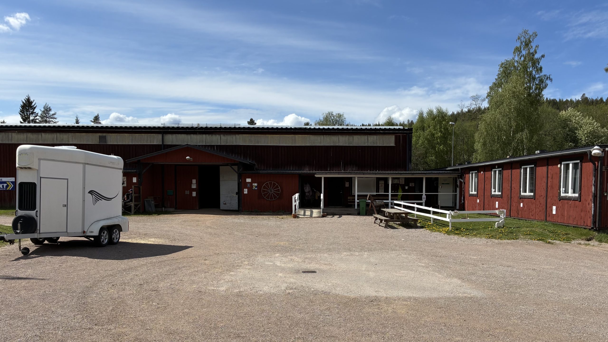 Översiktsbild från gårdsplanen vid Leksands Ridklubb i Styrsjöbo.