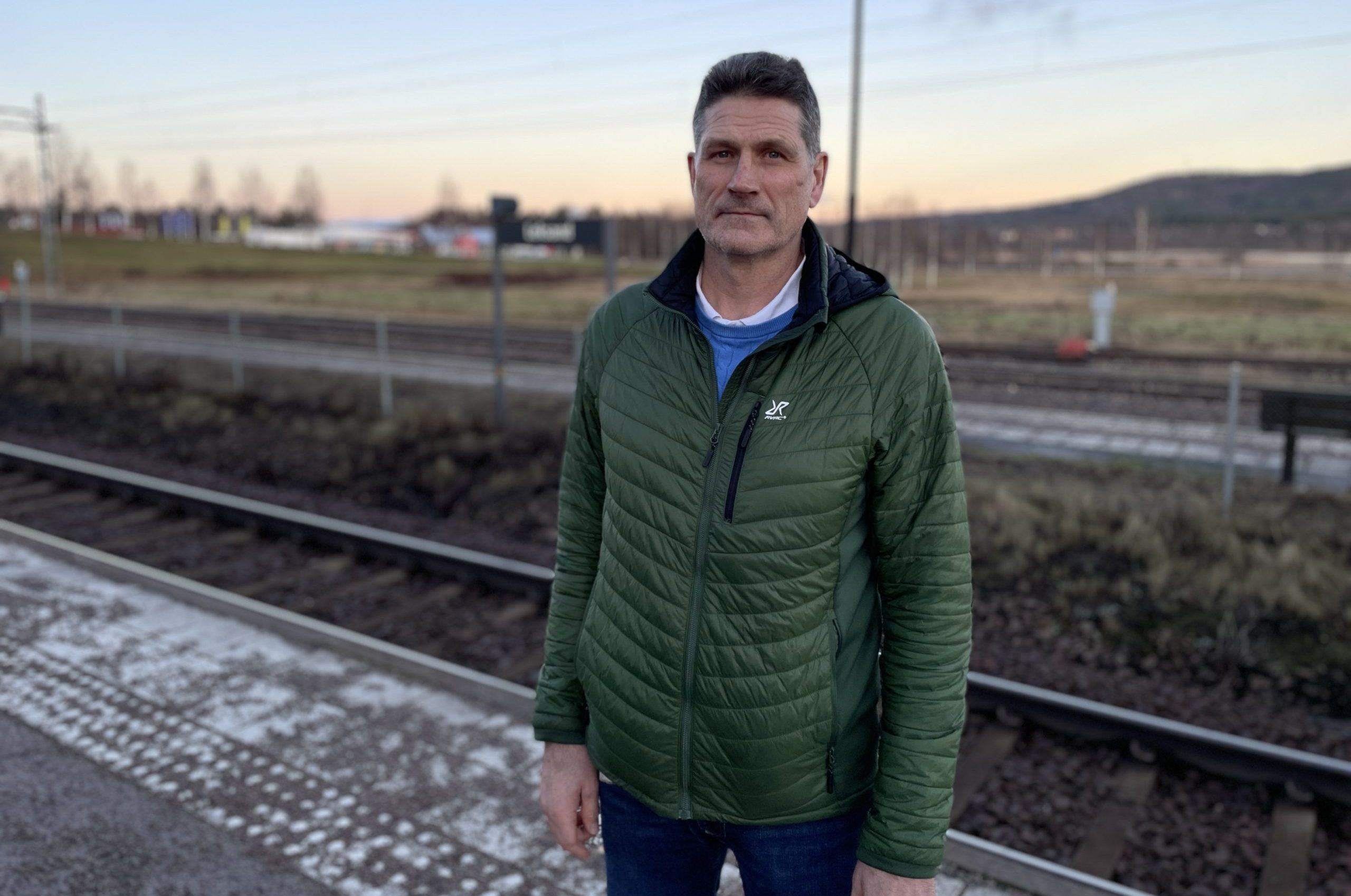 Ola Abrahamsson på perrongen framför järnvägen vid Leksands centralstation.