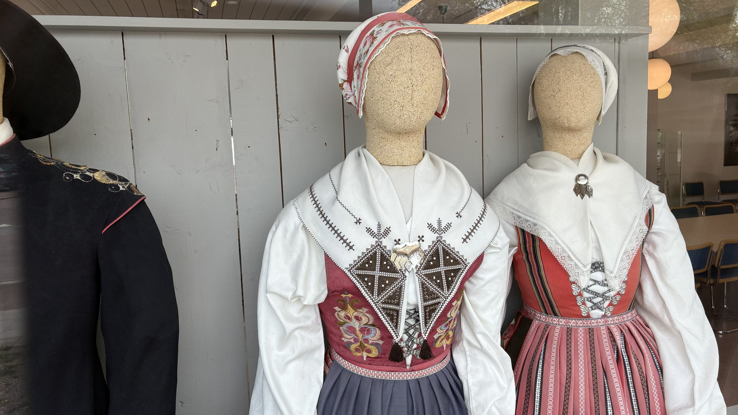 Närbild på tre skyltdockor iklädda Leksandsdräkter.