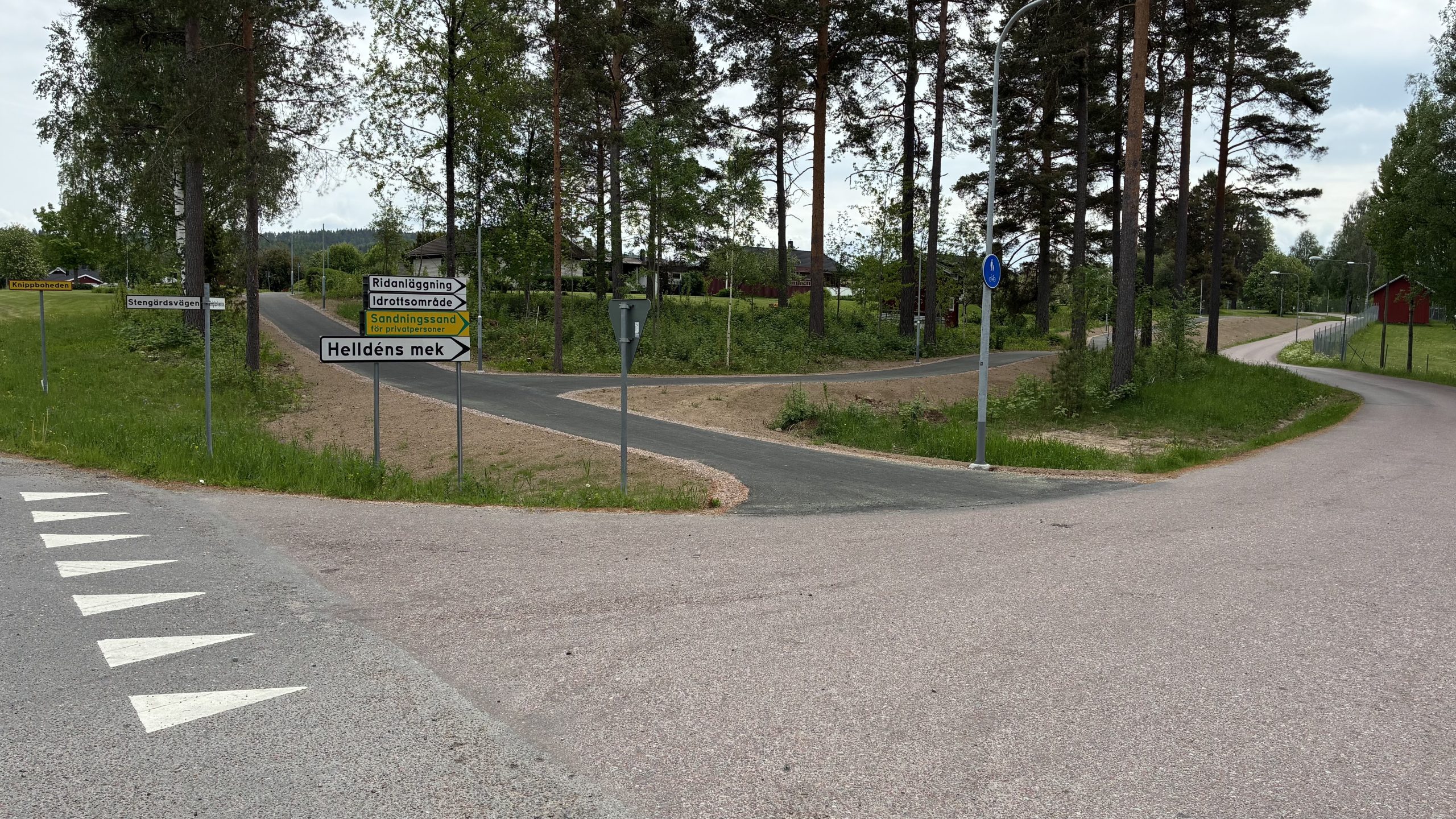 Bild tagen från hörnet av korsningen på Stengärdsvägen.