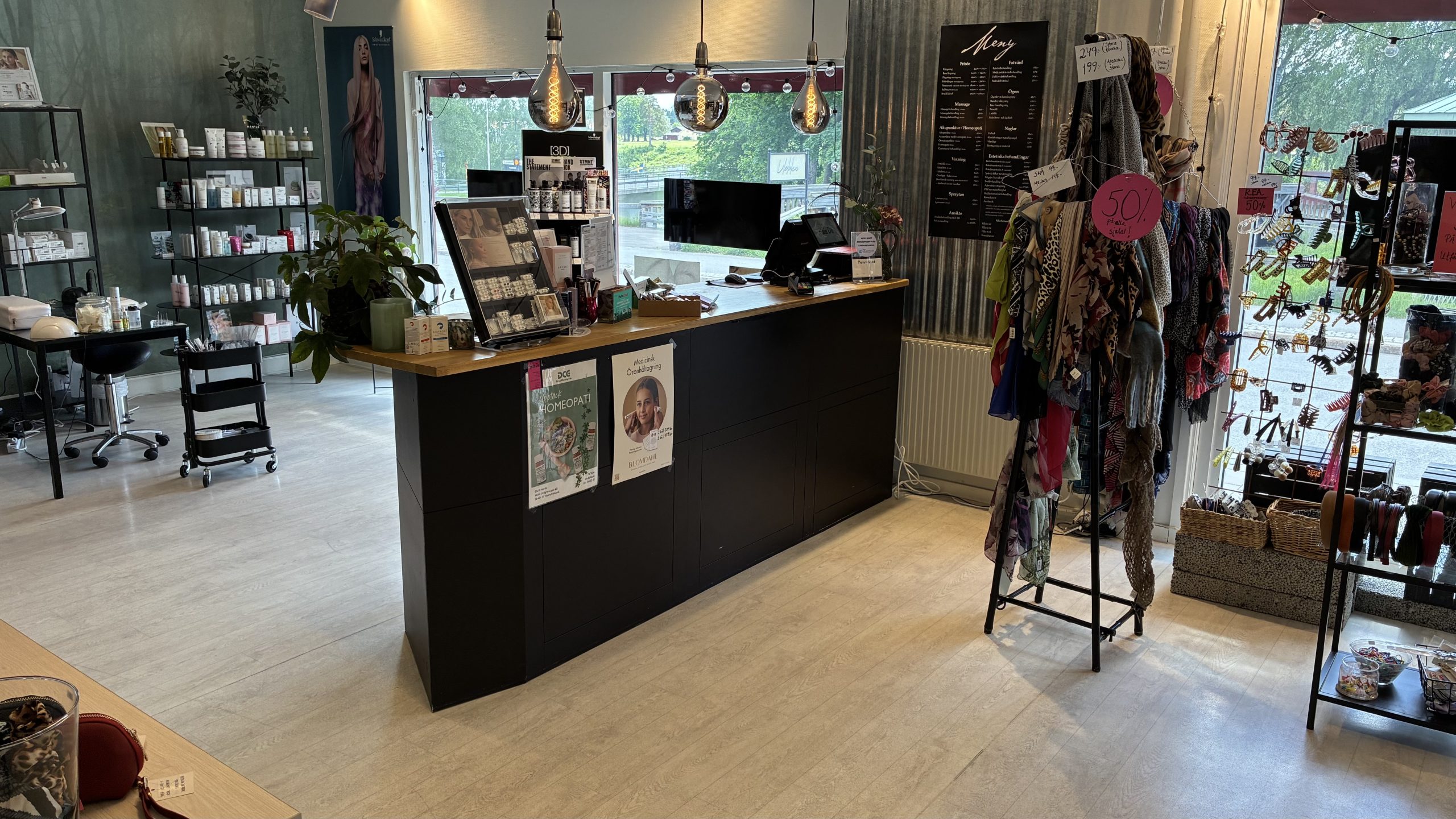 Översiktsbild som visar kassan och ett litet sortiment med skönhetsprodukter och accessoarer.