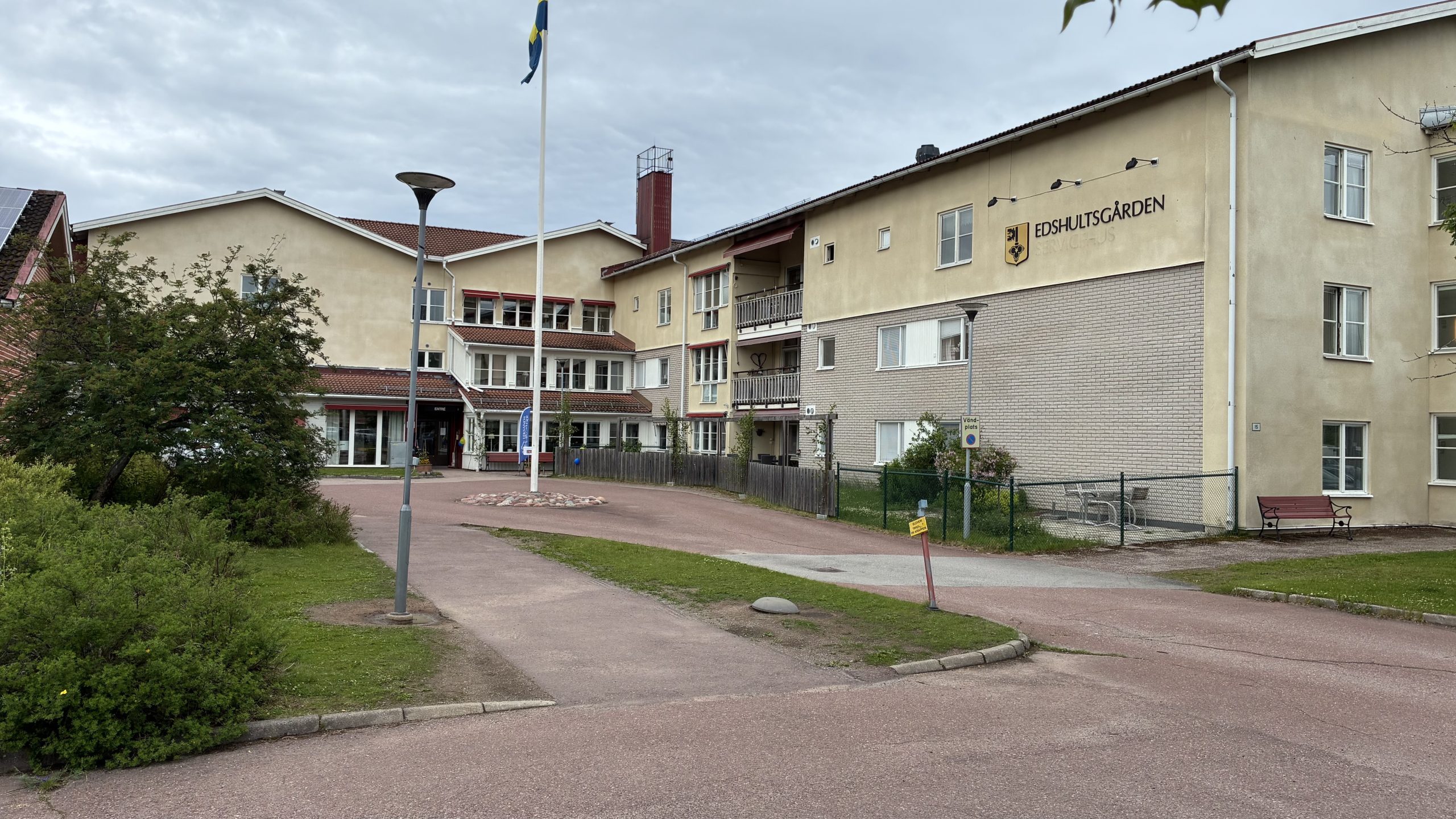 Exteriörbild på Edshultsgårdens äldreboende i somrig grönska.