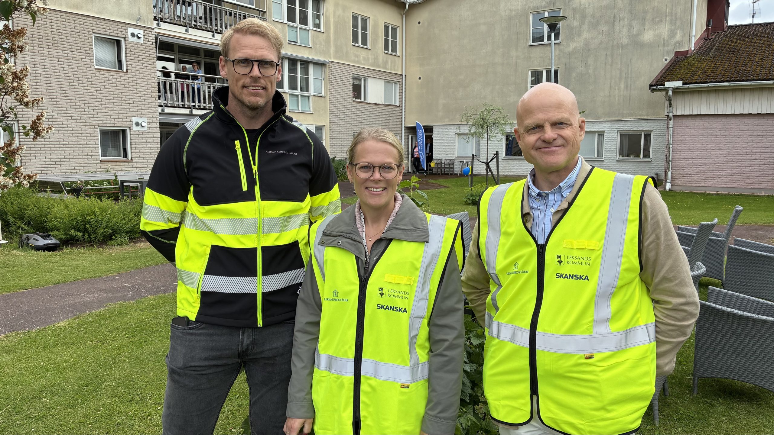 Tre personer med varselvästar framför den nuvarande Edshultsgården.