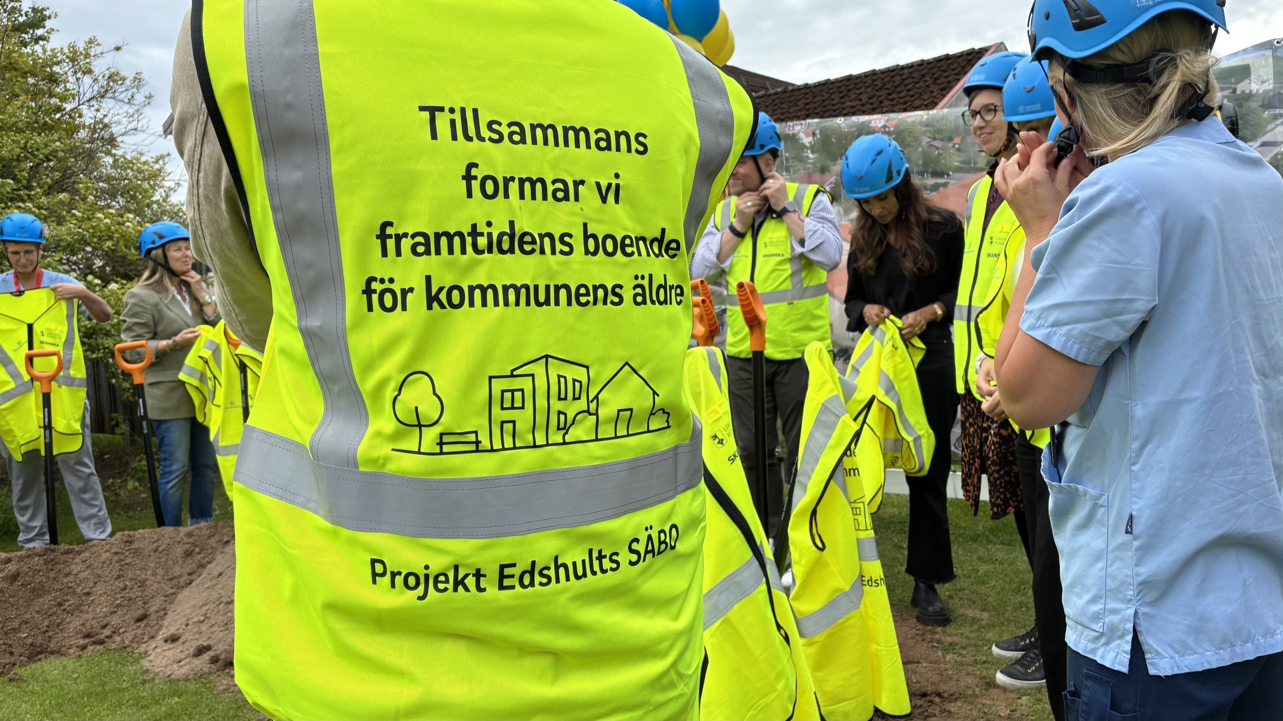 Reflexväst med text på ryggen: Tillsammans formar vi framtidens boende för kommunens äldre.