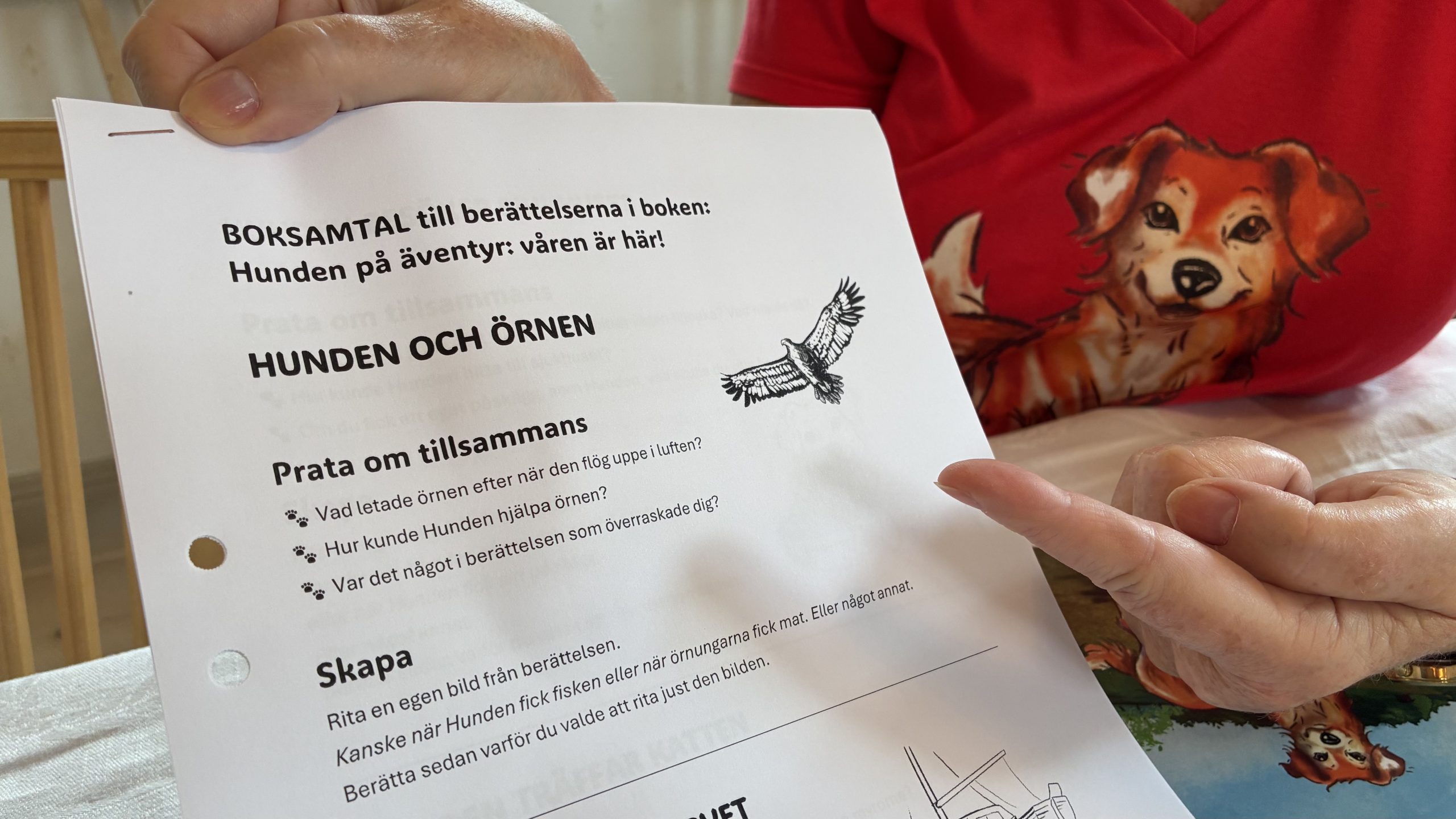Närbild på ett papper som visar tre diskussionsfrågor om hur Hunden i boken har agerat och vad läsaren tänker.