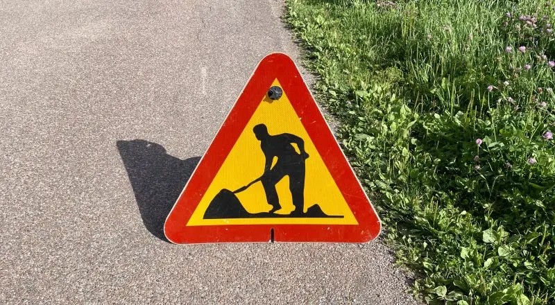 Närbild på vägarbetesskylt på marken.