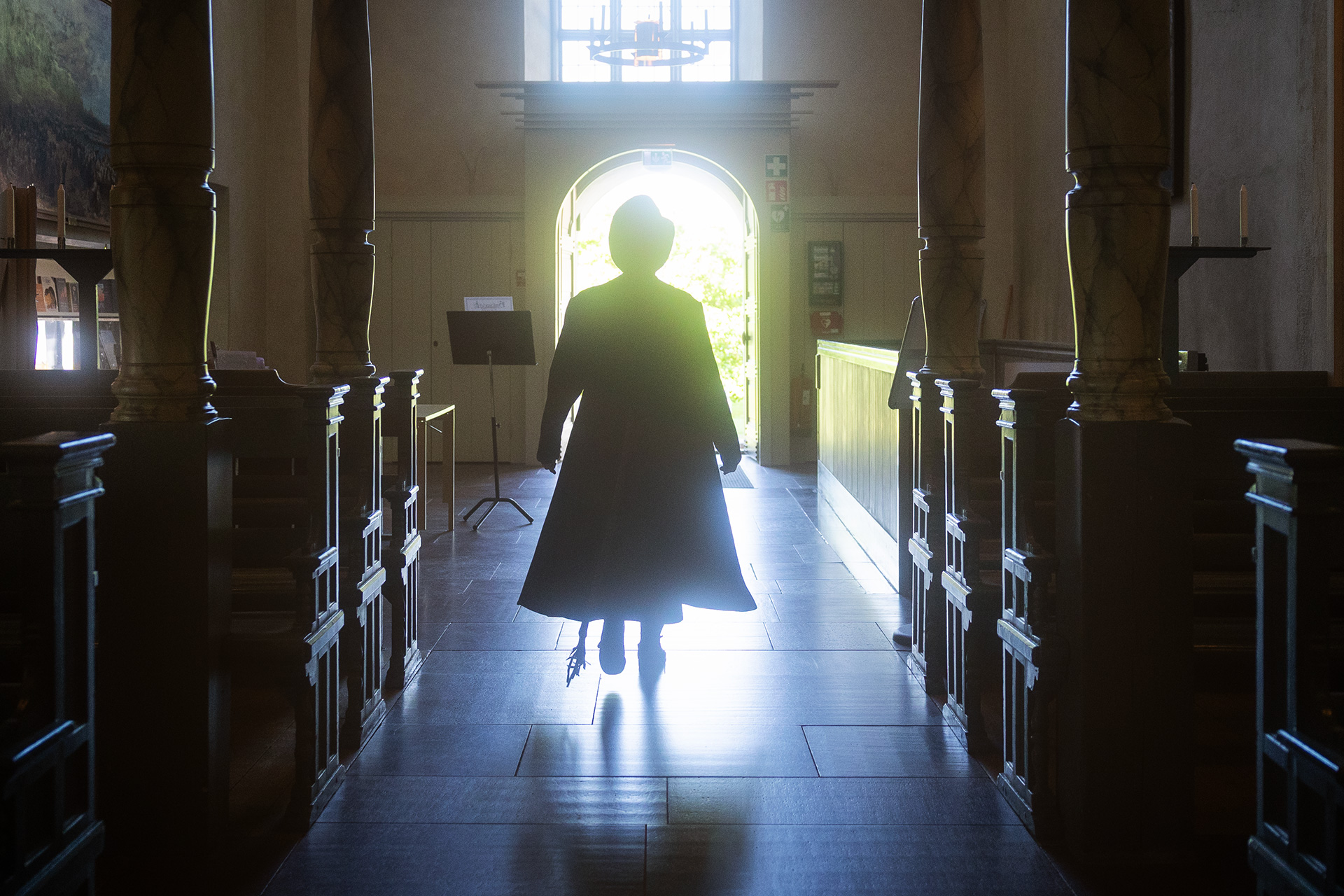 siluett av jävulen i en kyrka