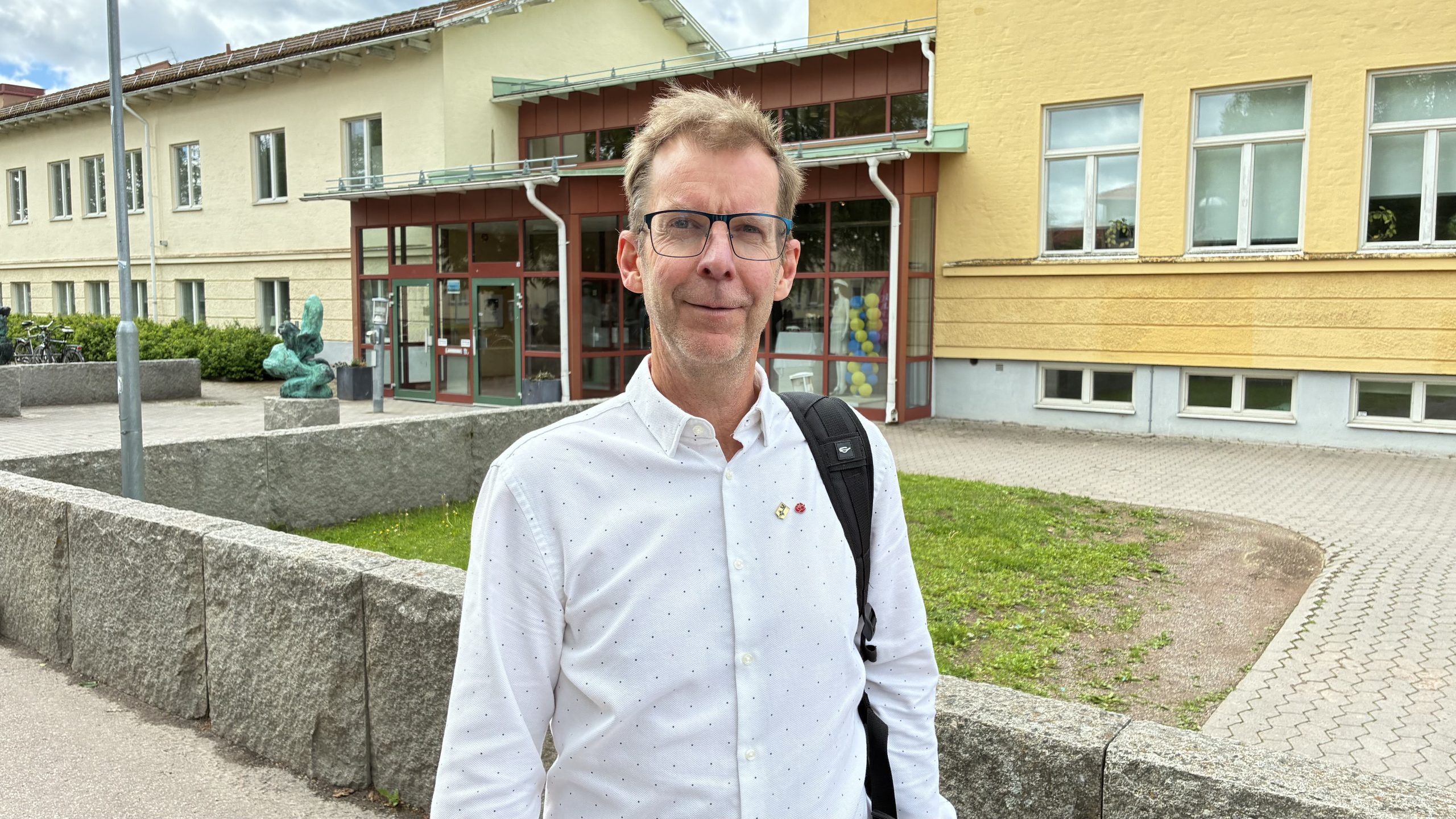 Lars Halvarson uppställd framför Leksands Gymnasiums entré.