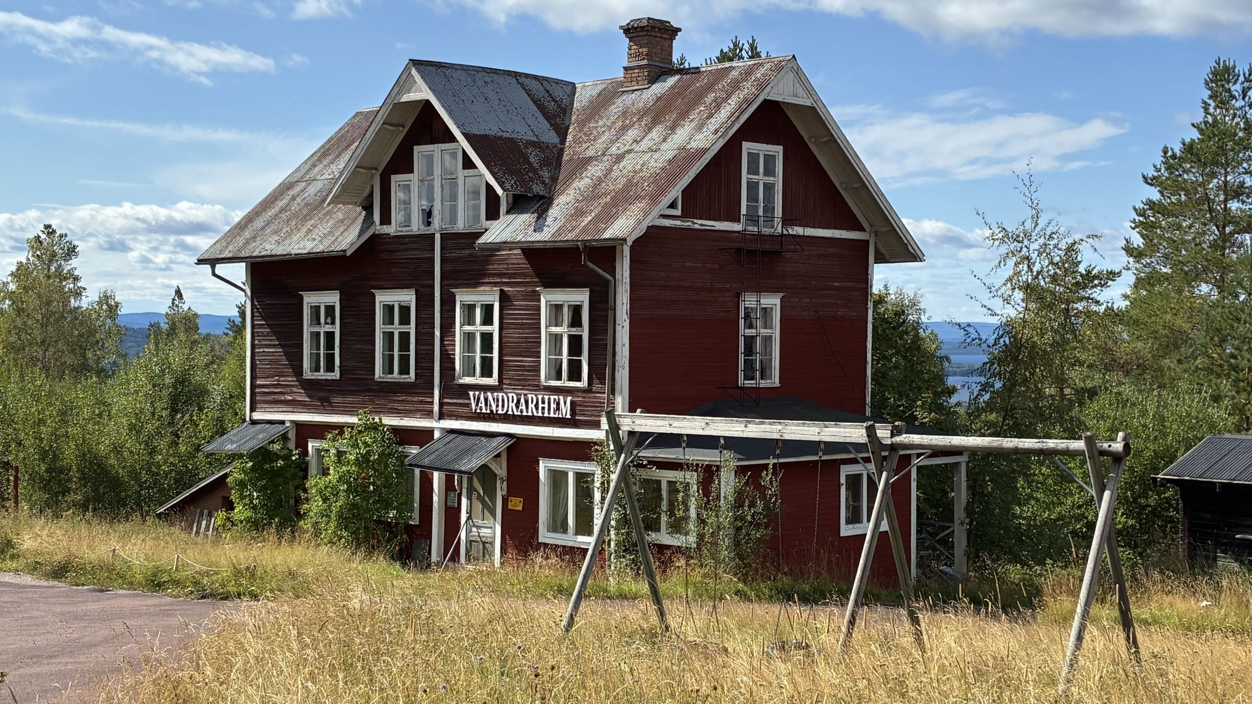 Exteriörbild på en vandrarhemsbyggnad i slitet skick.