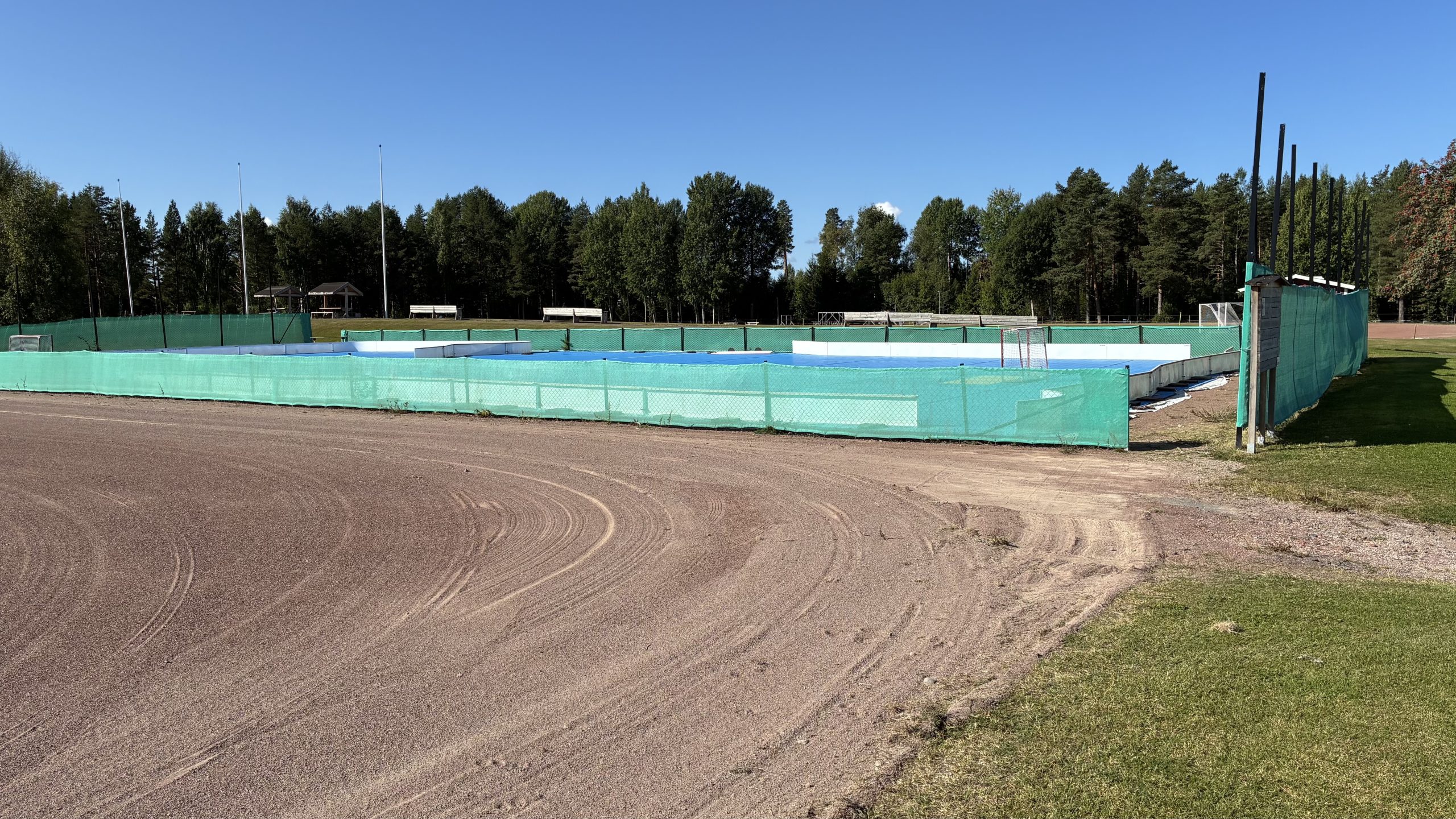 Grusplan med en innebandysarg och ett plastgolv som man kan spela på.
