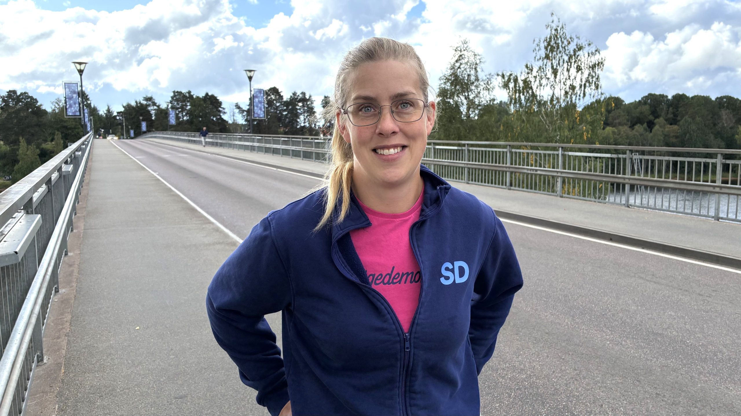 Lina Ruuth ler framför en folktom Leksandsbron på en fin sommardag.