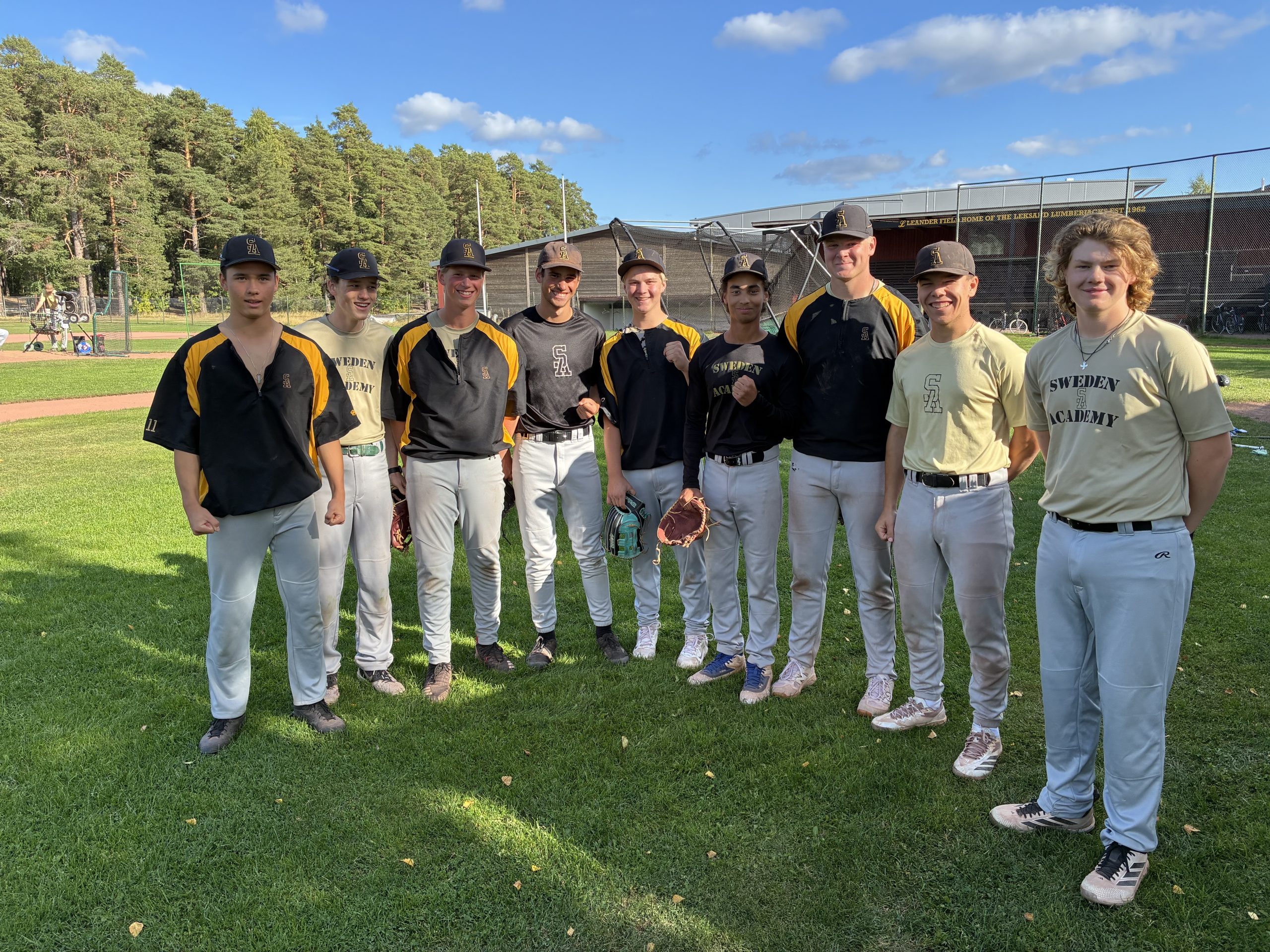 Tio av spelarna uppradade framför kameran på Leander Field.