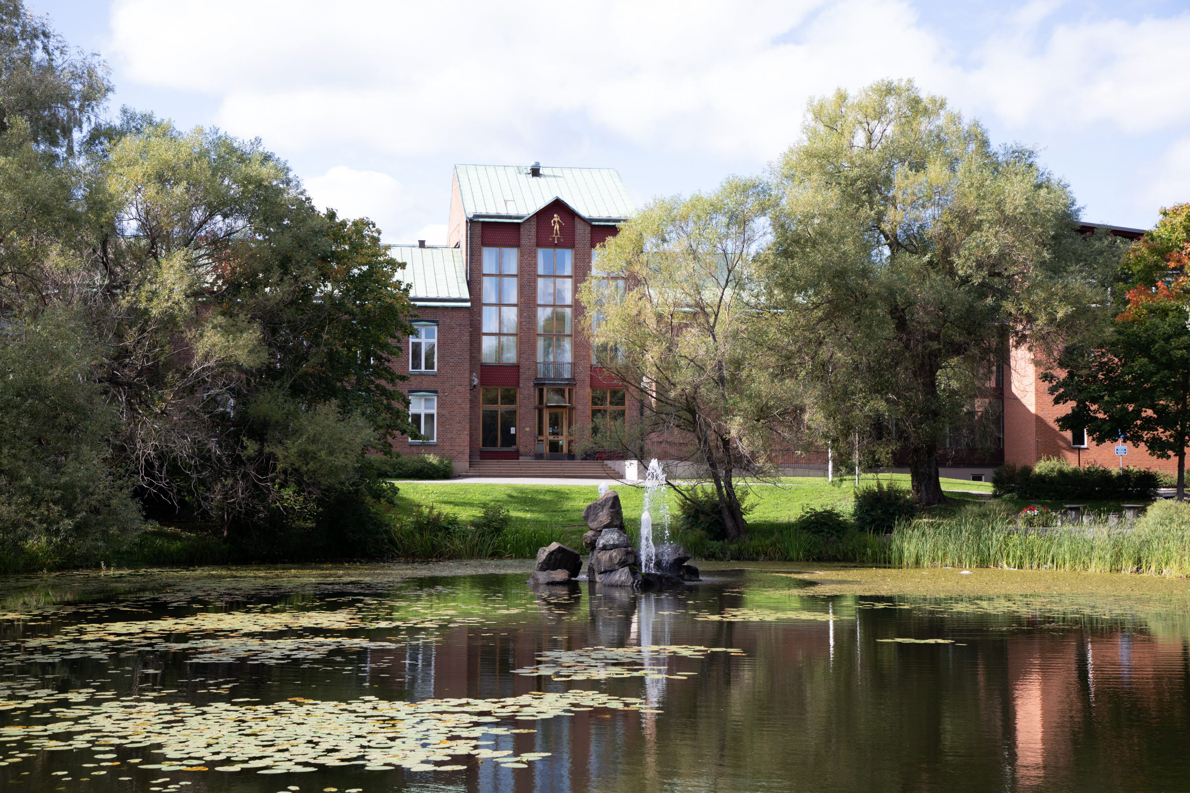 Exteriörbild på naturen utanför hovrätten för Nedre Norrland och Kammarrätten i Sundsvall.