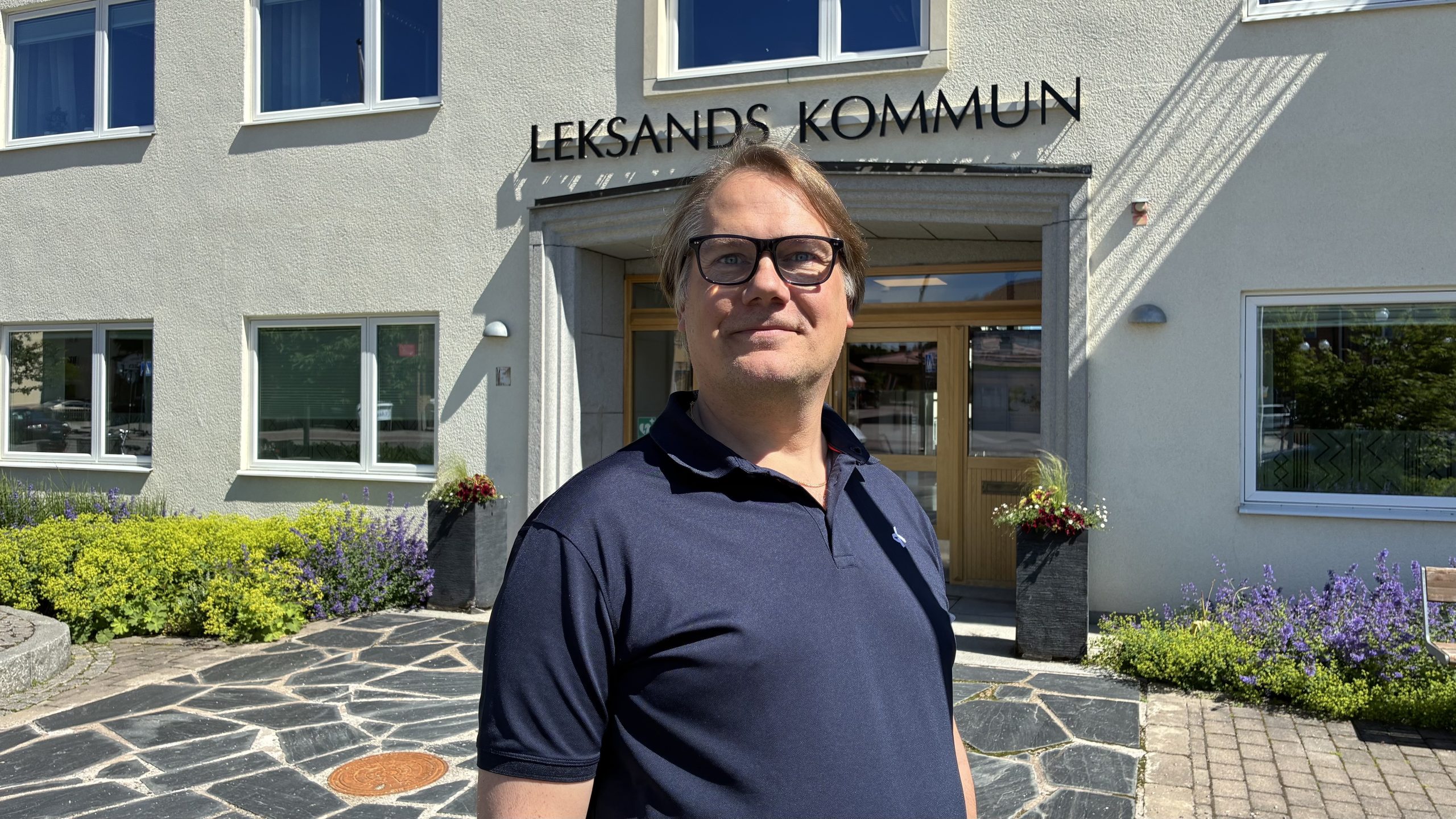 Fredrik Winberg uppställd framför Leksands kommunhus.