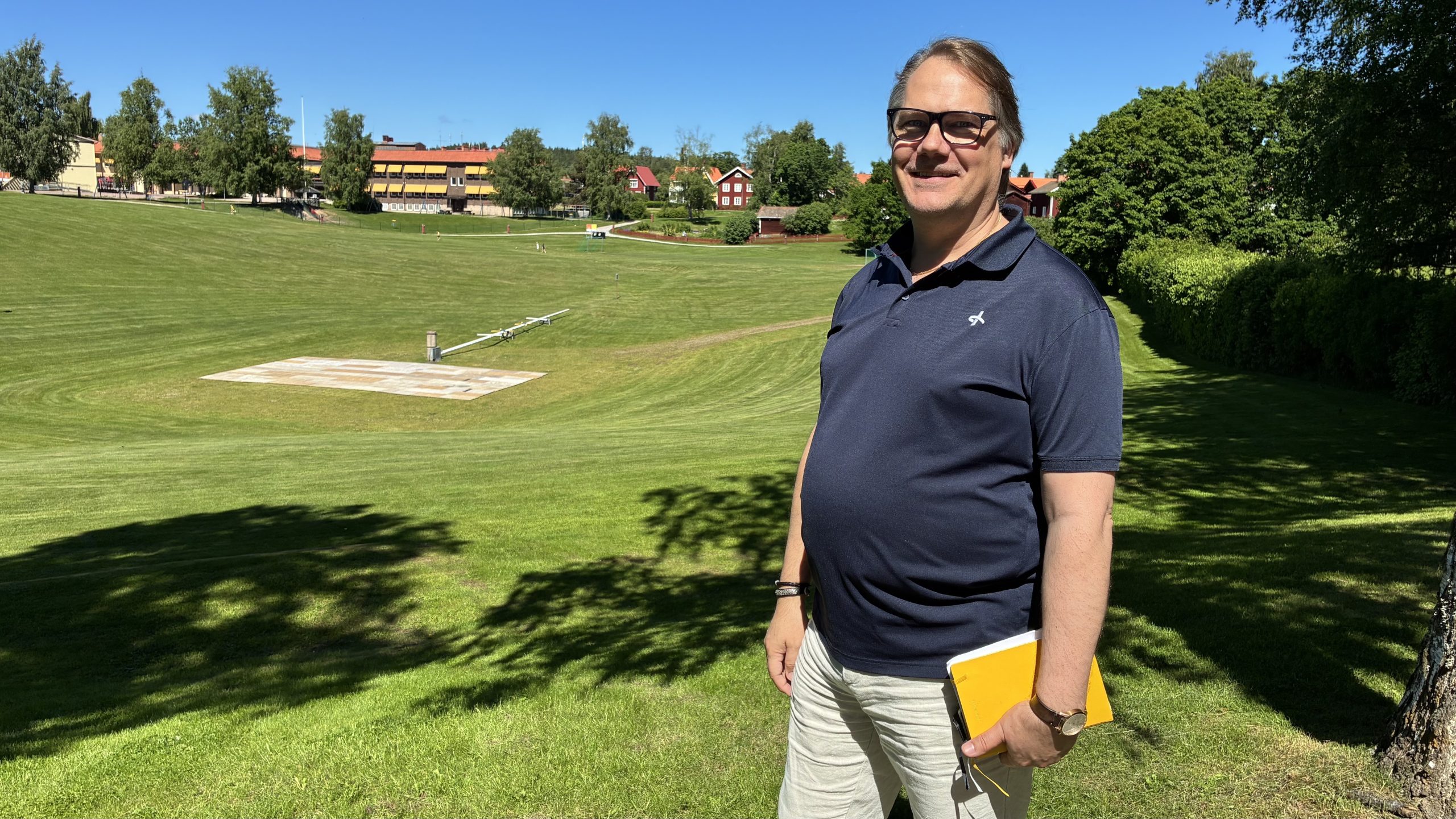 Fredrik Winberg framför ett folktomt Gropen.