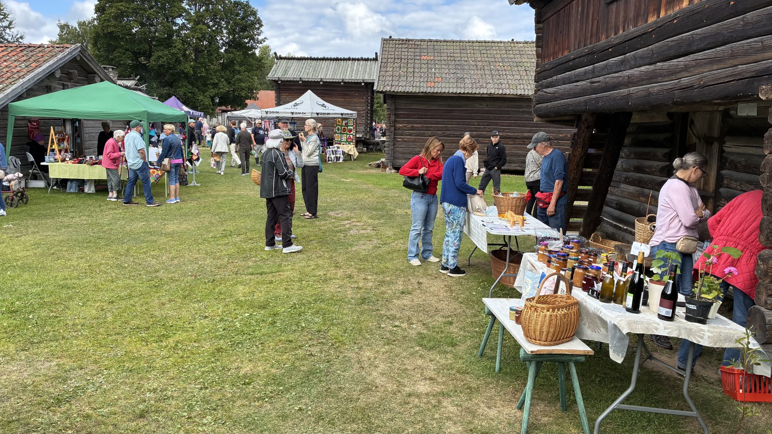 Bild från innergården vid Hembygdsgårdarna där Bondens marknad arrangeras.