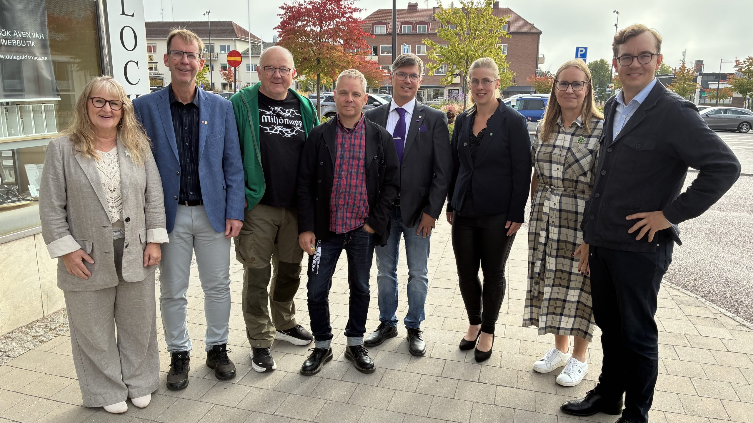 Alla topp-politiker (utom en) uppställda i en halvcirkel framför torget i Leksand.