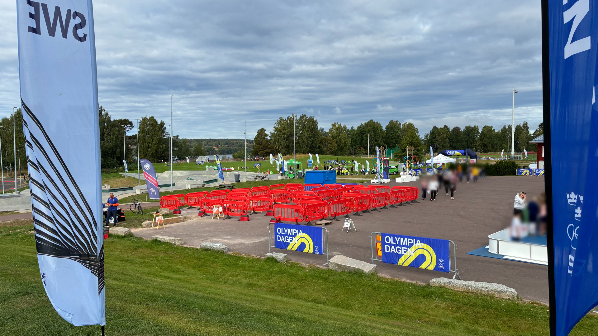 Översiktsbild som visar en gräsplan och parkering med många olika idrotter.