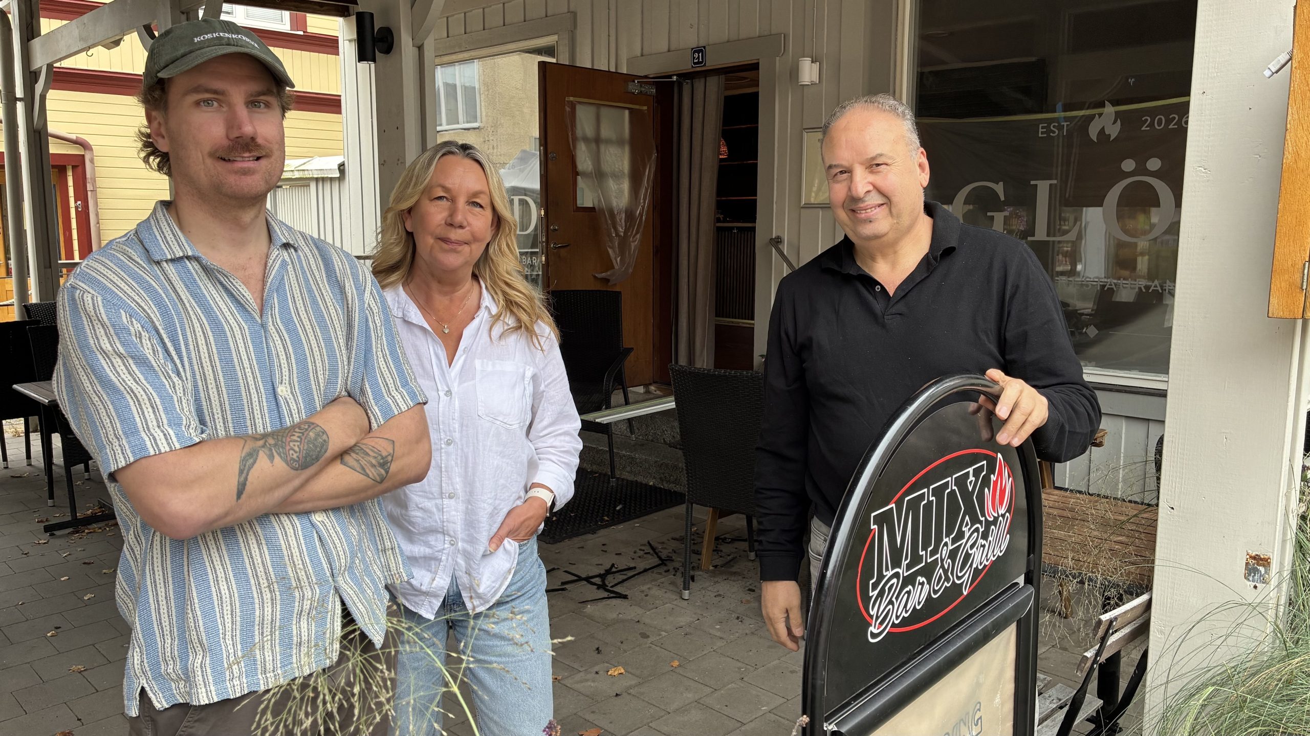Robin Jobs, Cattis Kullgren, Hossein Aliakbari framför en reklamskylt som fortfarande visar det gamla namnet Mix Bar och Grill.