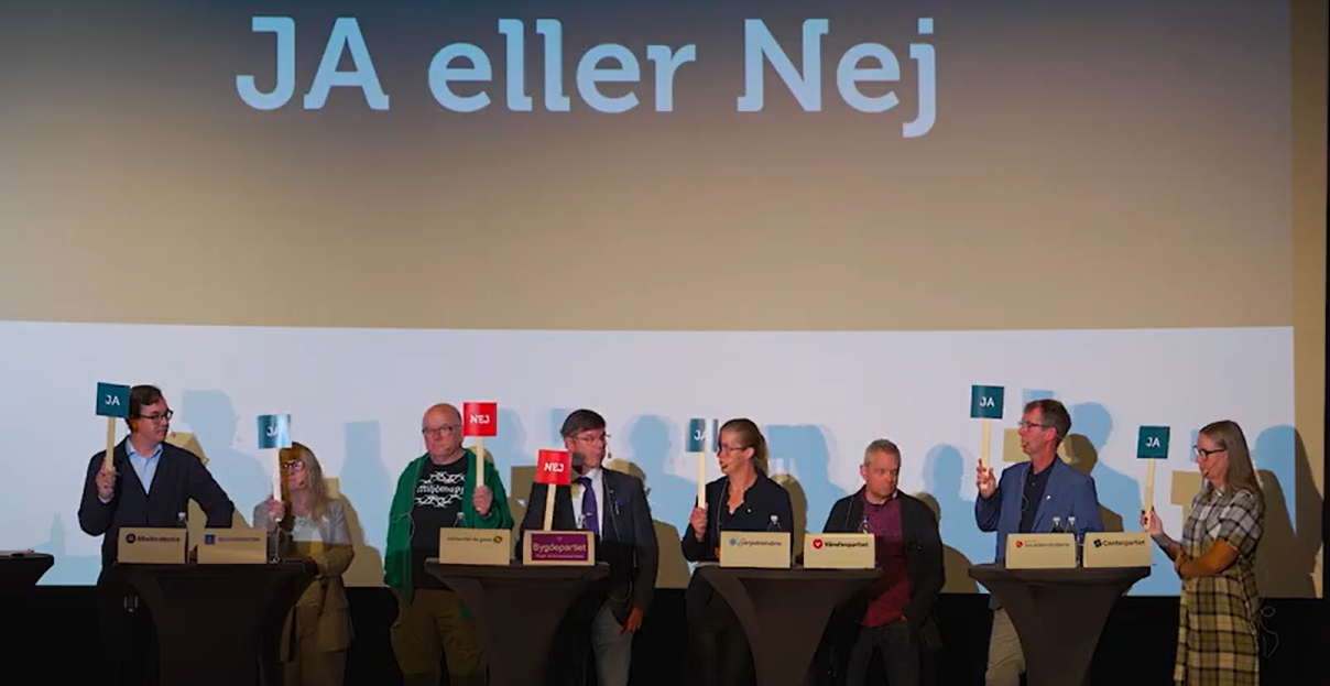 Åtta partiföreträdare som antingen håller upp en JA-spade eller en NEJ-spade.