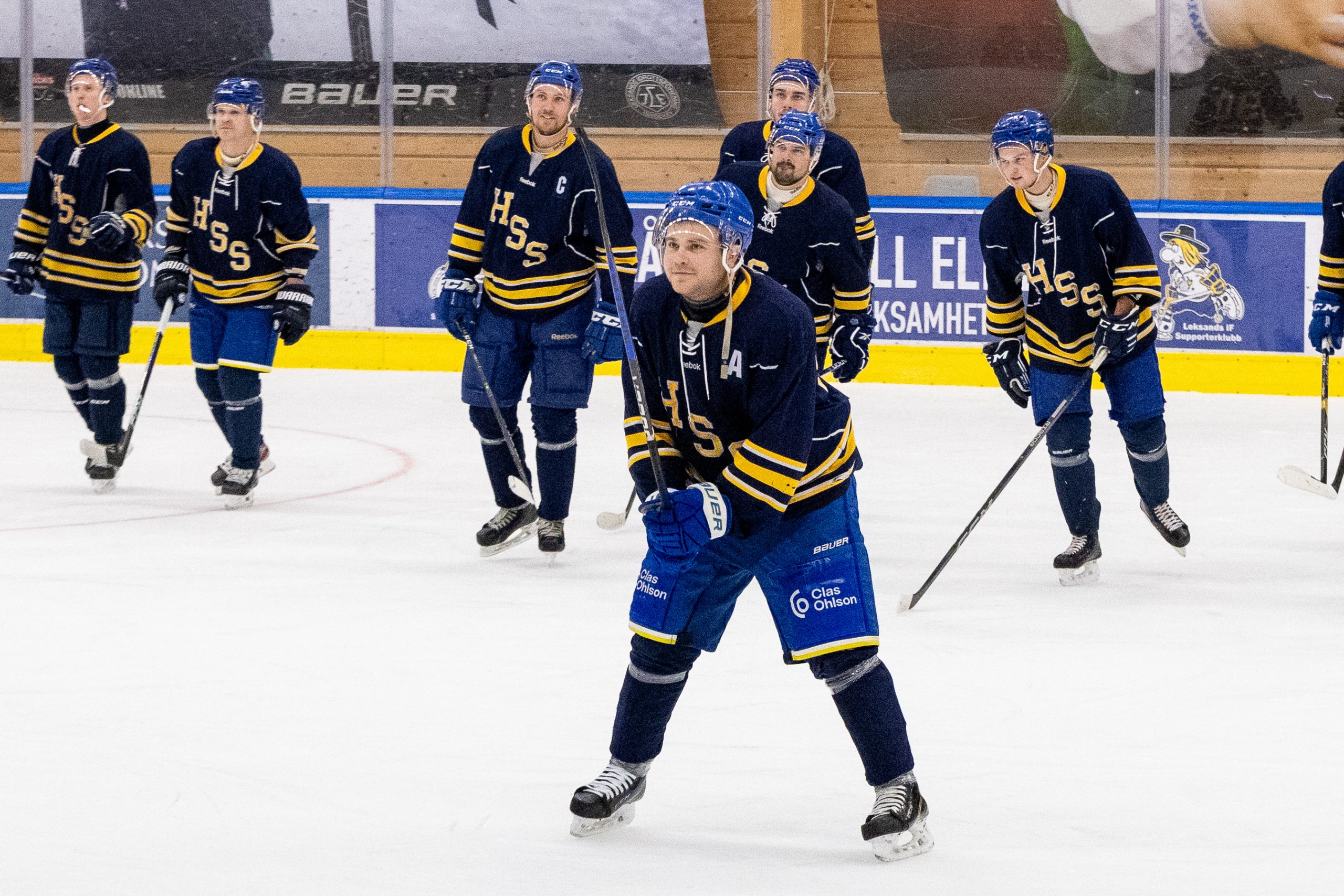 Markus Karlsson Åberg med "assisterande kapten"-emblemet på tröjan åker närmast kameran med flera spelare bakom sig.