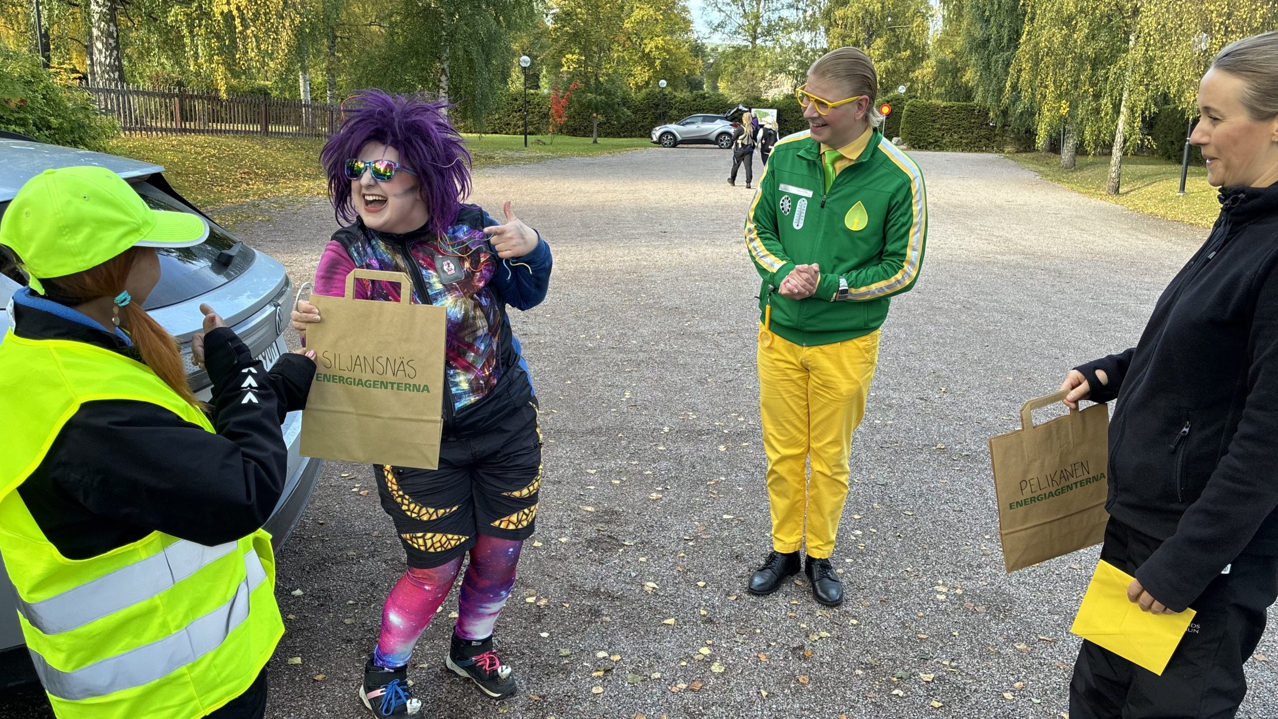 Här bakom kulisserna sträcker karaktärerna över en kasse med rekvisita till varje pedagog. Alla tecknar "tack".
