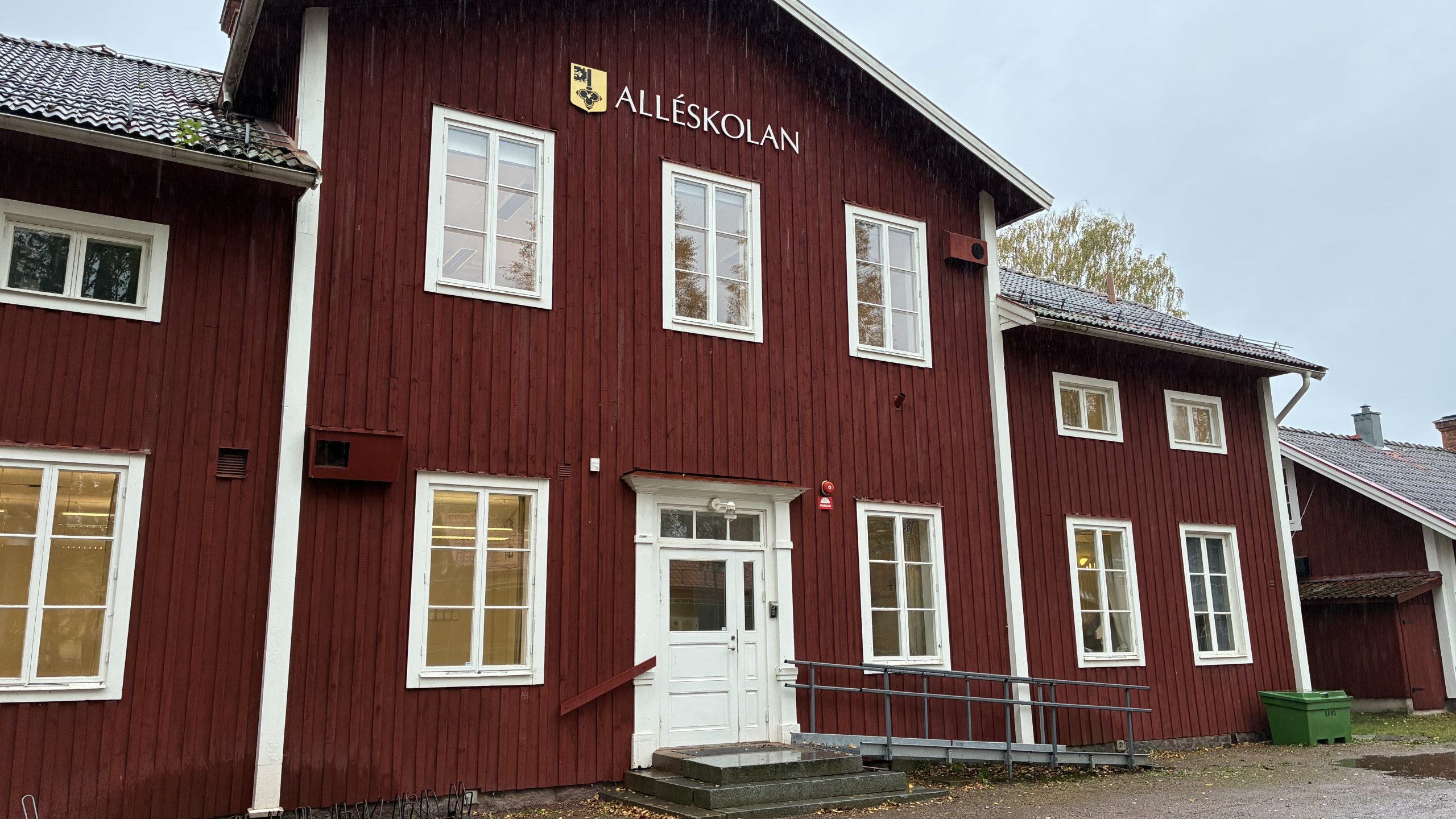 Exteriörbild på Alléskolans byggnad mittemot Gropen i Leksand.