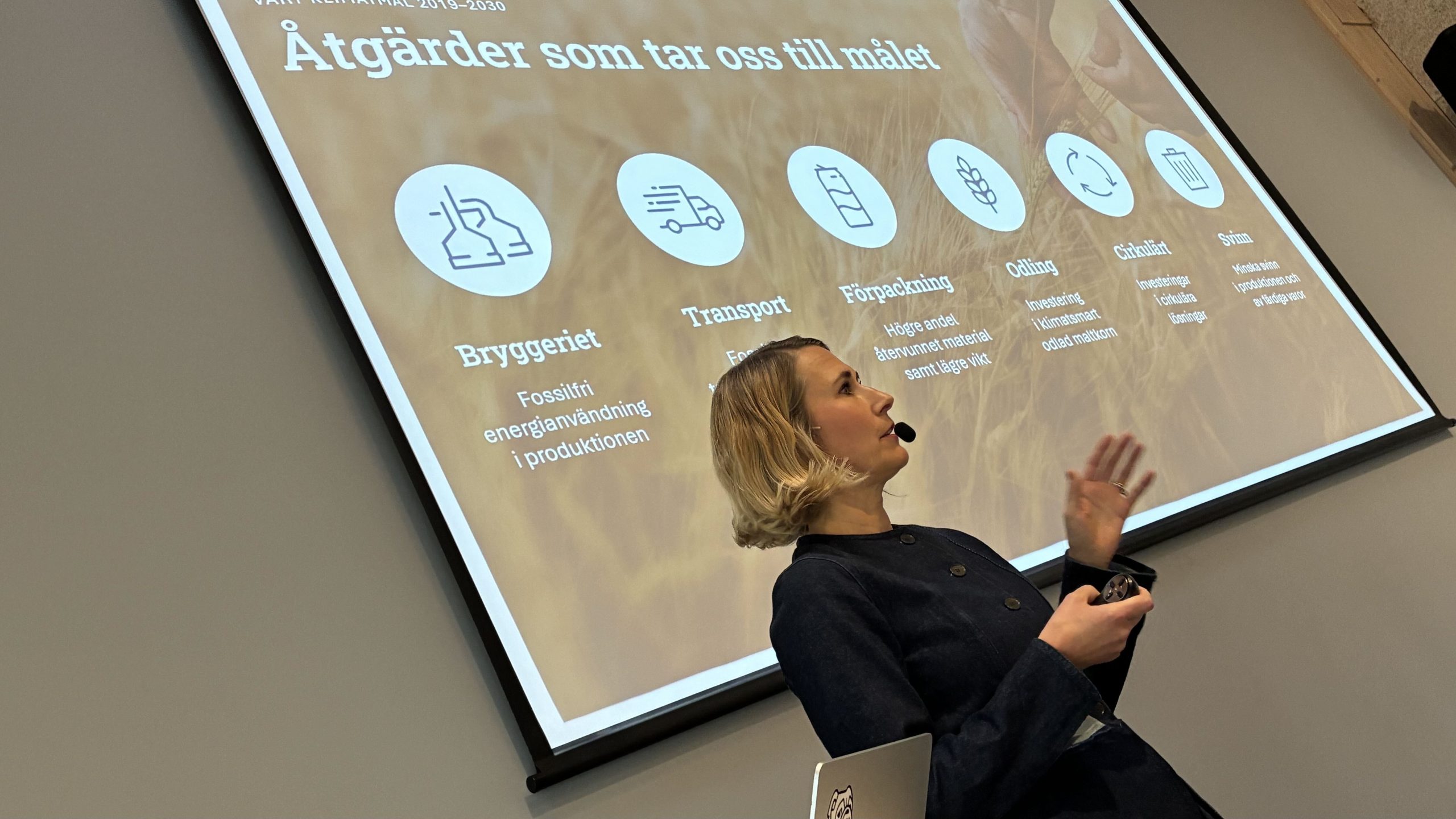 Annika Spendrups presenterar framför en powerpointslide som visar bryggeriets olika produktionsfaser.