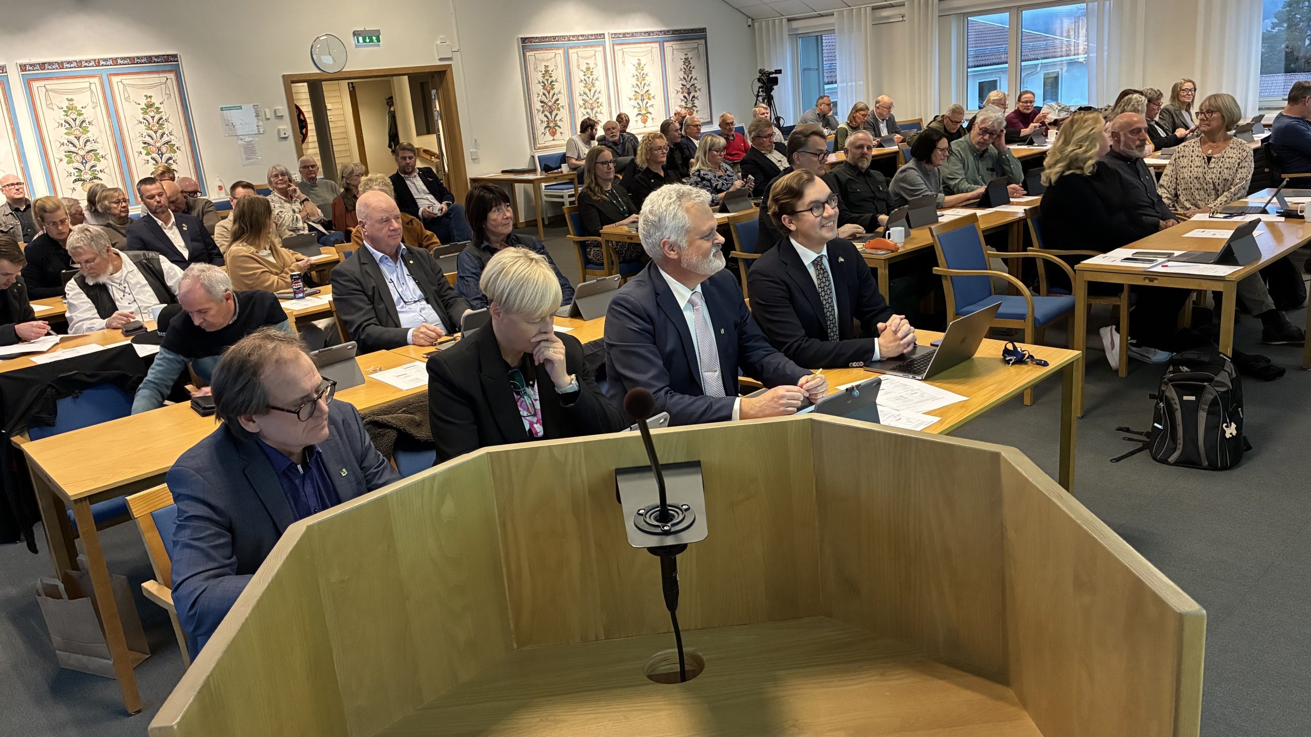 Talarstolen i förgrunden, ledamöterna på sina stolar i plenisalen i bakgrunden.