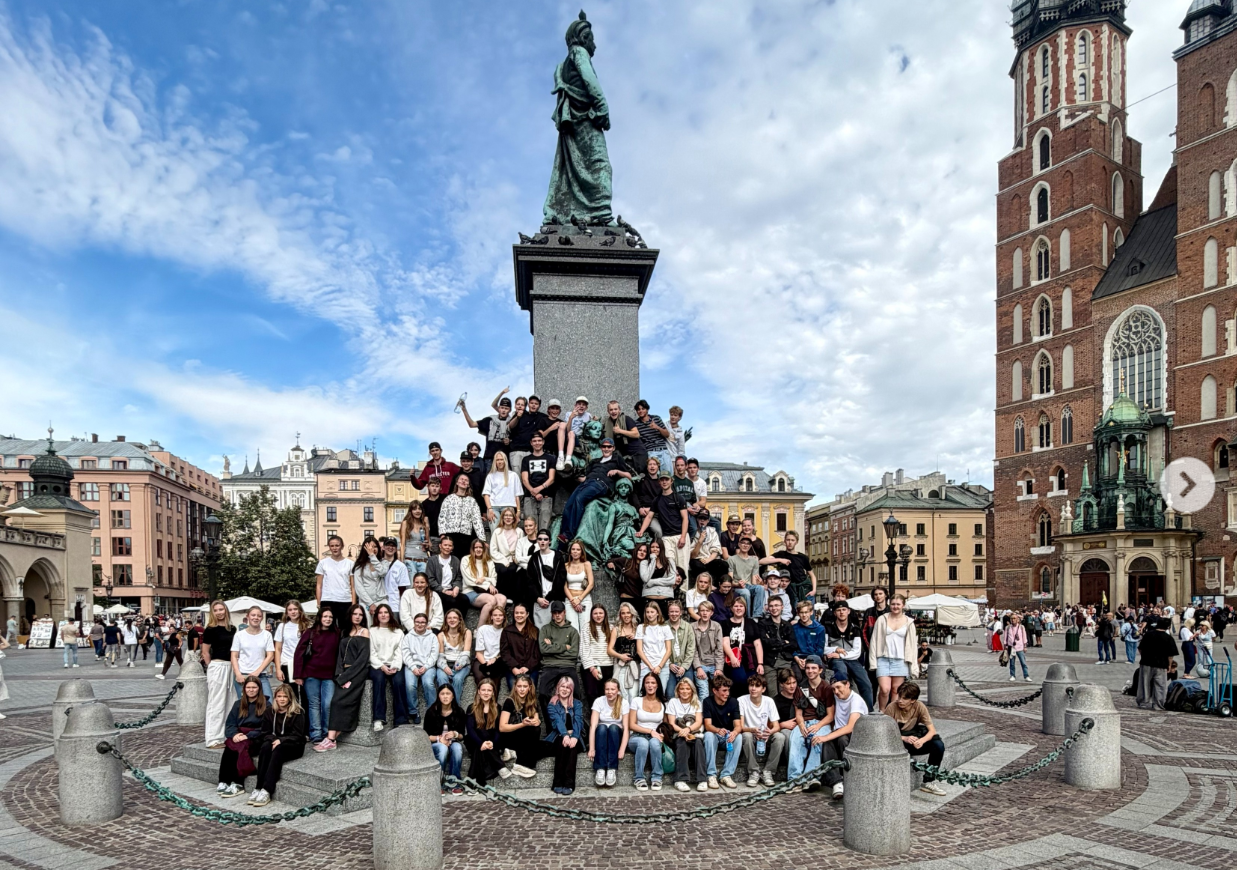 Ett hundratal personer har samlats vid fundamentet till en stor staty.