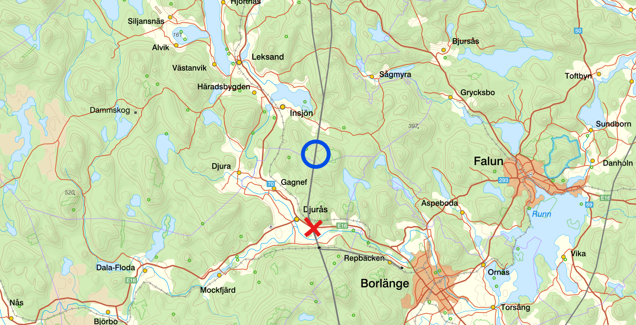 Karta som visar en blå ring i skogen norr om Djurås, i höjd med Ål-Kilen. Ett rött kryss på åkrarna mellan Djurås och Djurmo.